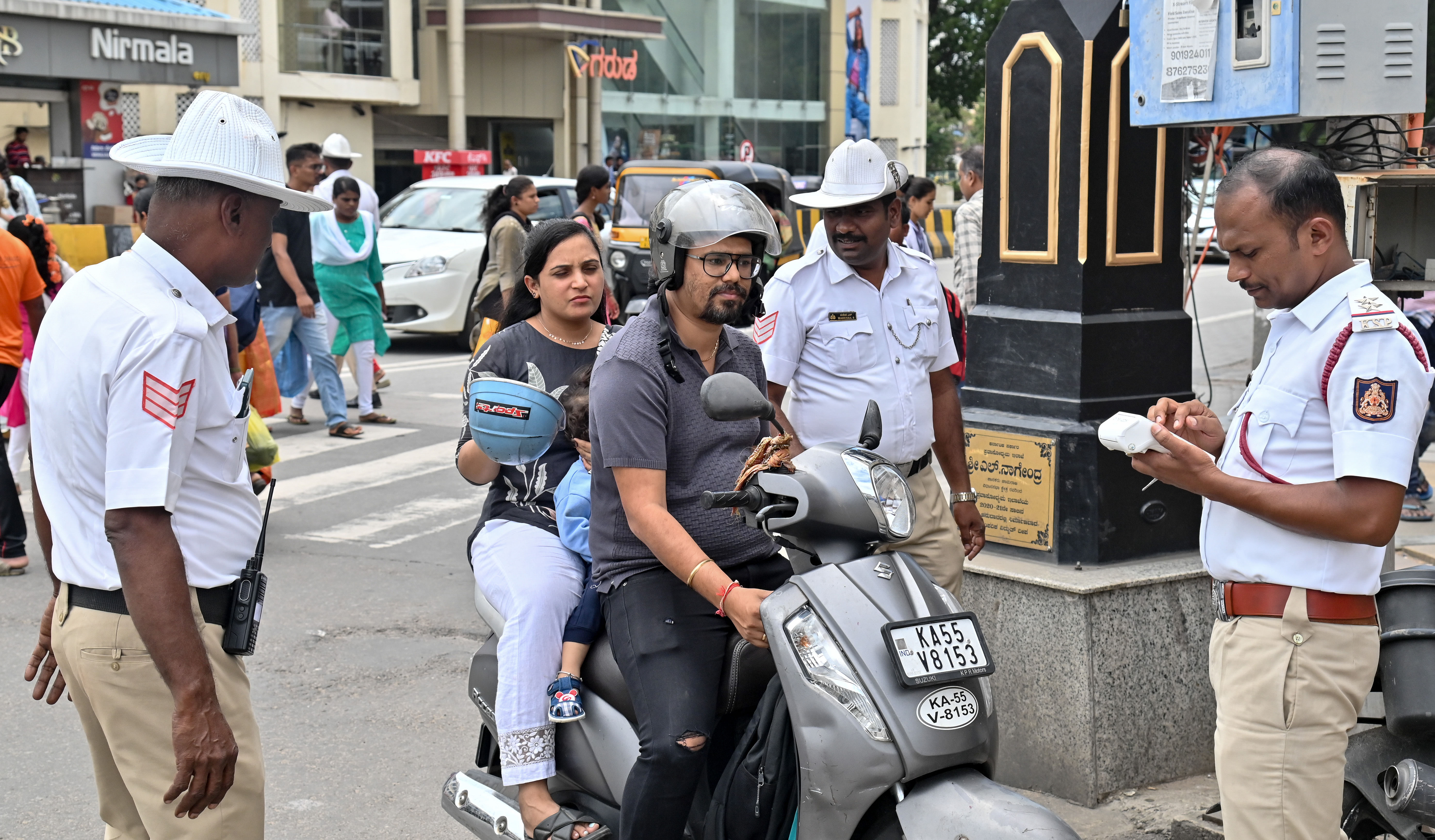 ಮೈಸೂರಿನ ಕೆ.ಆರ್.ವೃತ್ತದಲ್ಲಿ ಸಂಚಾರ ಪೊಲೀಸರು ತಪಾಸಣೆ ಮಾಡಿದರು –ಪ್ರಜಾವಾಣಿ ಚಿತ್ರ/ಅನೂಪ್ ರಾಘ.ಟಿ.