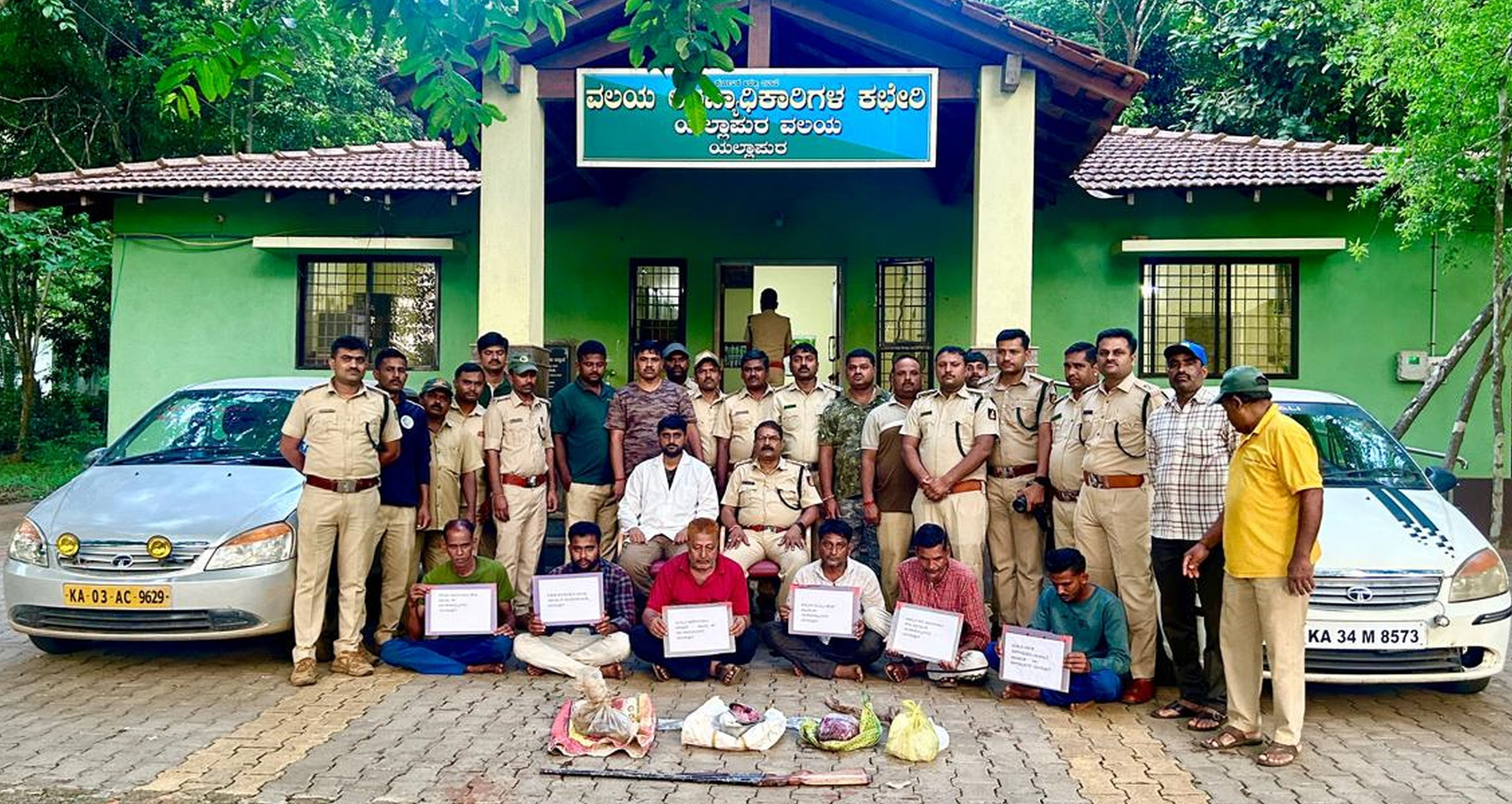 ಯಲ್ಲಾಪುರ ಅರಣ್ಯ ವಿಭಾಗದ ಅಧಿಕಾರಿಗಳು ವಶಕ್ಕೆ ಪಡೆದಿರುವ ಜಿಂಕೆ ಬೇಟೆಯಾಡಿದ ಆರೋಪಿಗಳು