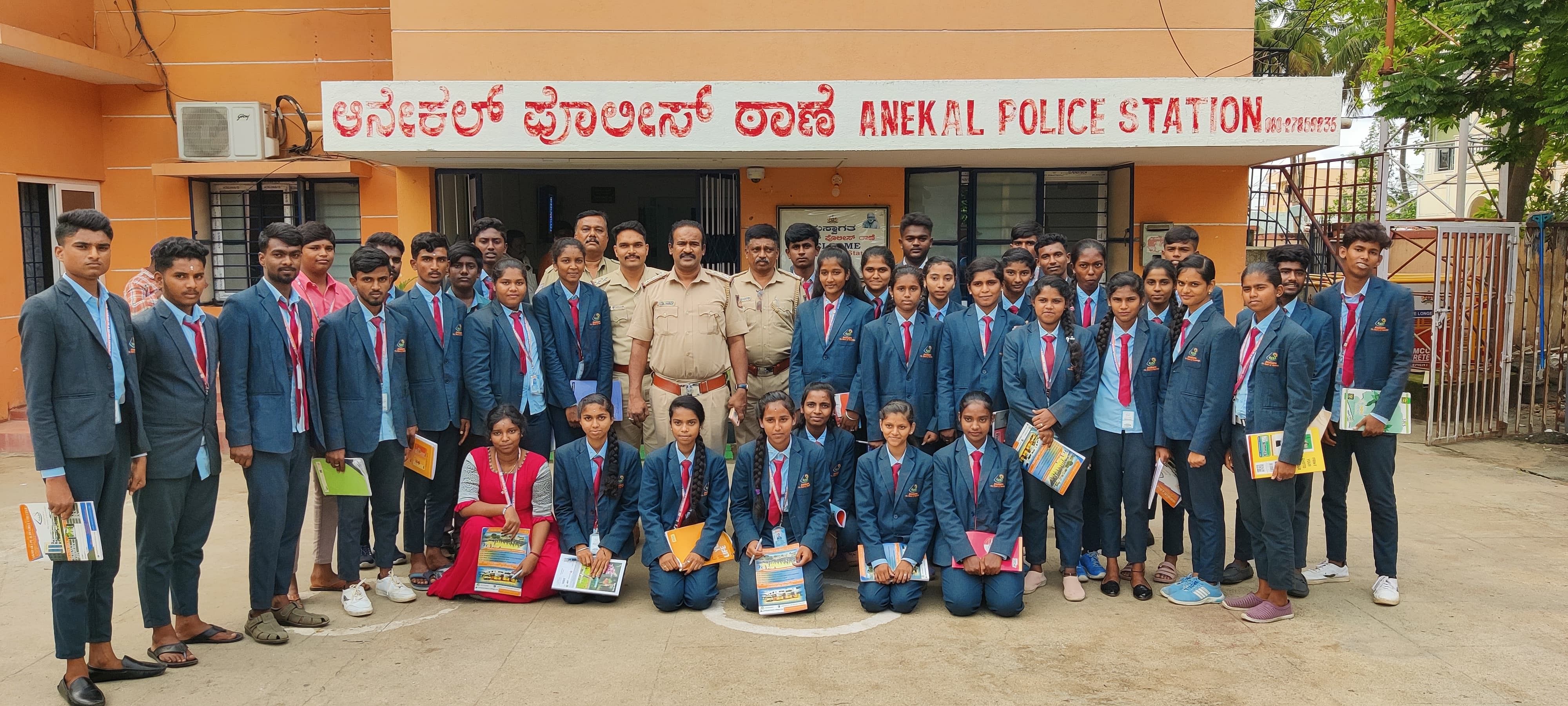 ಆನೇಕಲ್ ಪೊಲೀಸ್‌ ಠಾಣೆಯಲ್ಲಿ ಪೊಲೀಸರ ತೆರದ ಮನೆ ಸಂವಾದದಲ್ಲಿ ಭಾಗವಹಿಸಿದ್ದ ವಿದ್ಯಾರ್ಥಿಗಳು