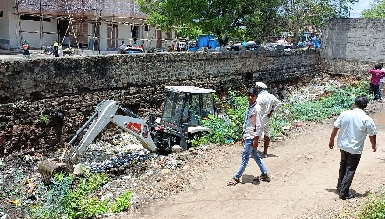 ದೇವರಹಿಪ್ಪರಗಿ ಬಸ್ ನಿಲ್ದಾಣದ ಹತ್ತಿರದ ಕೊಳಚೆ ಗುಂಡಿಯ ಮಲೀನ ನೀರು ಹಾಗೂ ತ್ಯಾಜ್ಯವನ್ನು ಪಟ್ಟಣ ಪಂಚಾಯಿತಿ ಸಿಬ್ಬಂದಿ ಸ್ವಚ್ಛಗೊಳಿಸಿದರು