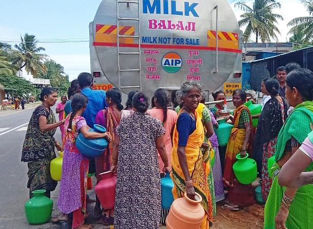 ಮಧುಗಿರಿ ತಾಲ್ಲೂಕಿನ ಚಿನ್ನೇನಹಳ್ಳಿ ಗ್ರಾಮಕ್ಕೆ ಟ್ಯಾಂಕರ್‌ ಮೂಲಕ ಕುಡಿಯುವ ನೀರು ಪೂರೈಸಲಾಗುತ್ತಿದೆ