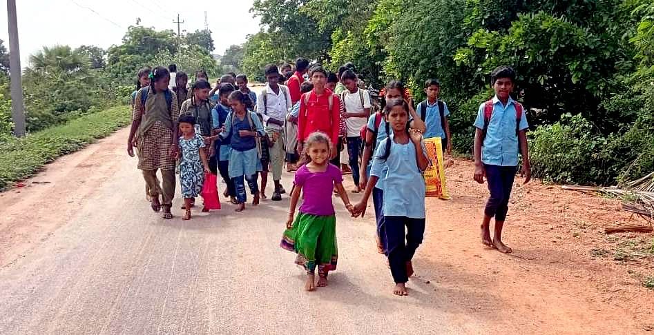 ಕುರುಗೋಡು ಸಮೀಪದ ಮುದ್ದಟನೂರು ನವಗ್ರಾಮ ದಿಂದ ಮುದ್ದಟನೂರು ಗ್ರಾಮದ ಶಾಲೆಗೆ ನಡೆದುಕೊಂಡು ಹೋಗುತ್ತಿರುವ ವಿದ್ಯಾರ್ಥಿಗಳು