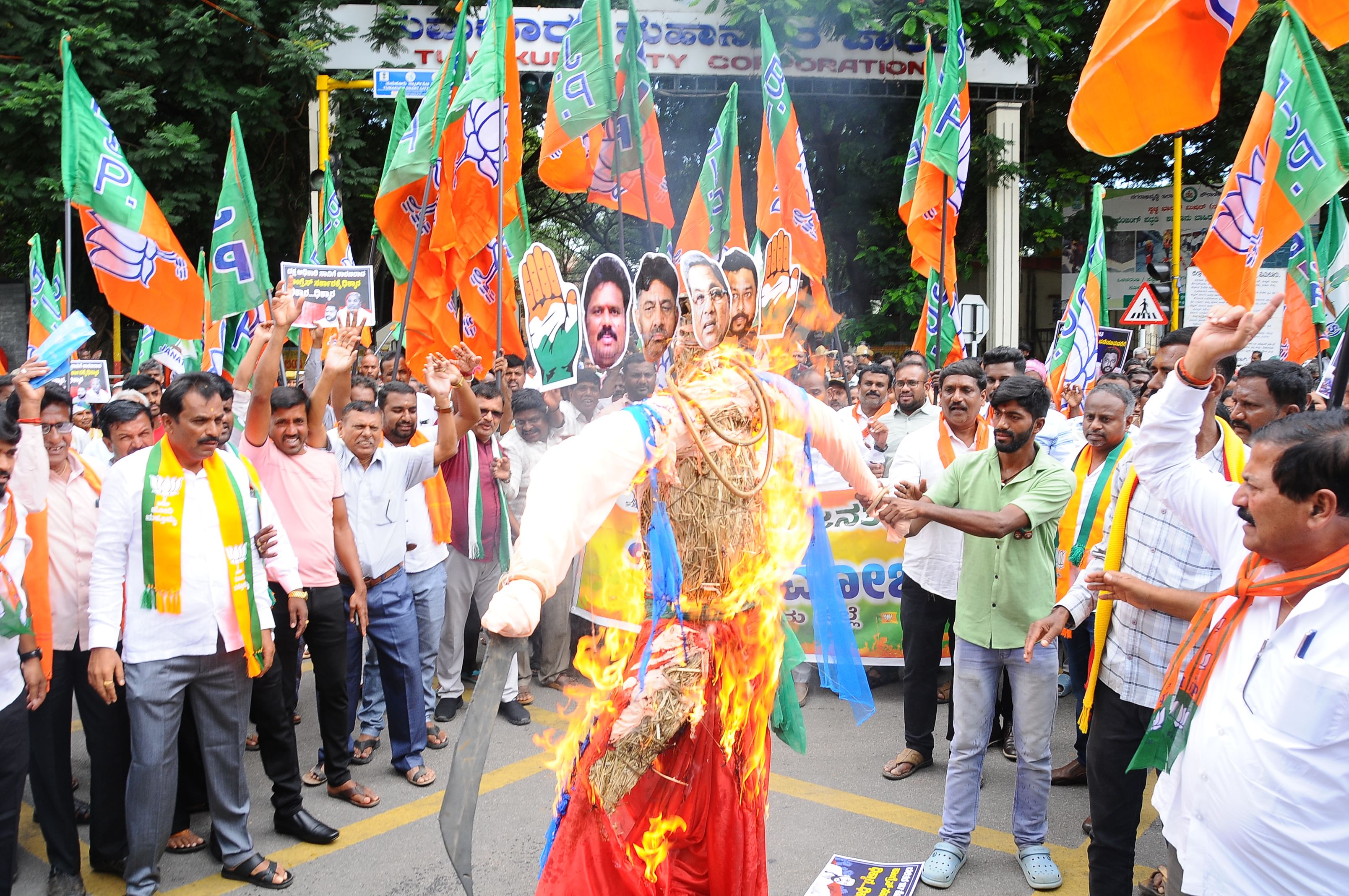 ತುಮಕೂರಿನ ಬಿಜಿಎಸ್ ವೃತ್ತದಲ್ಲಿ ಶುಕ್ರವಾರ ಮುಖ್ಯಮಂತ್ರಿ ಸಿದ್ದರಾಮಯ್ಯ ಪ್ರತಿಕೃತಿಯನ್ನು ಬಿಜೆಪಿ, ಜೆಡಿಎಸ್ ಕಾರ್ಯಕರ್ತರು ದಹಿಸಿದರು