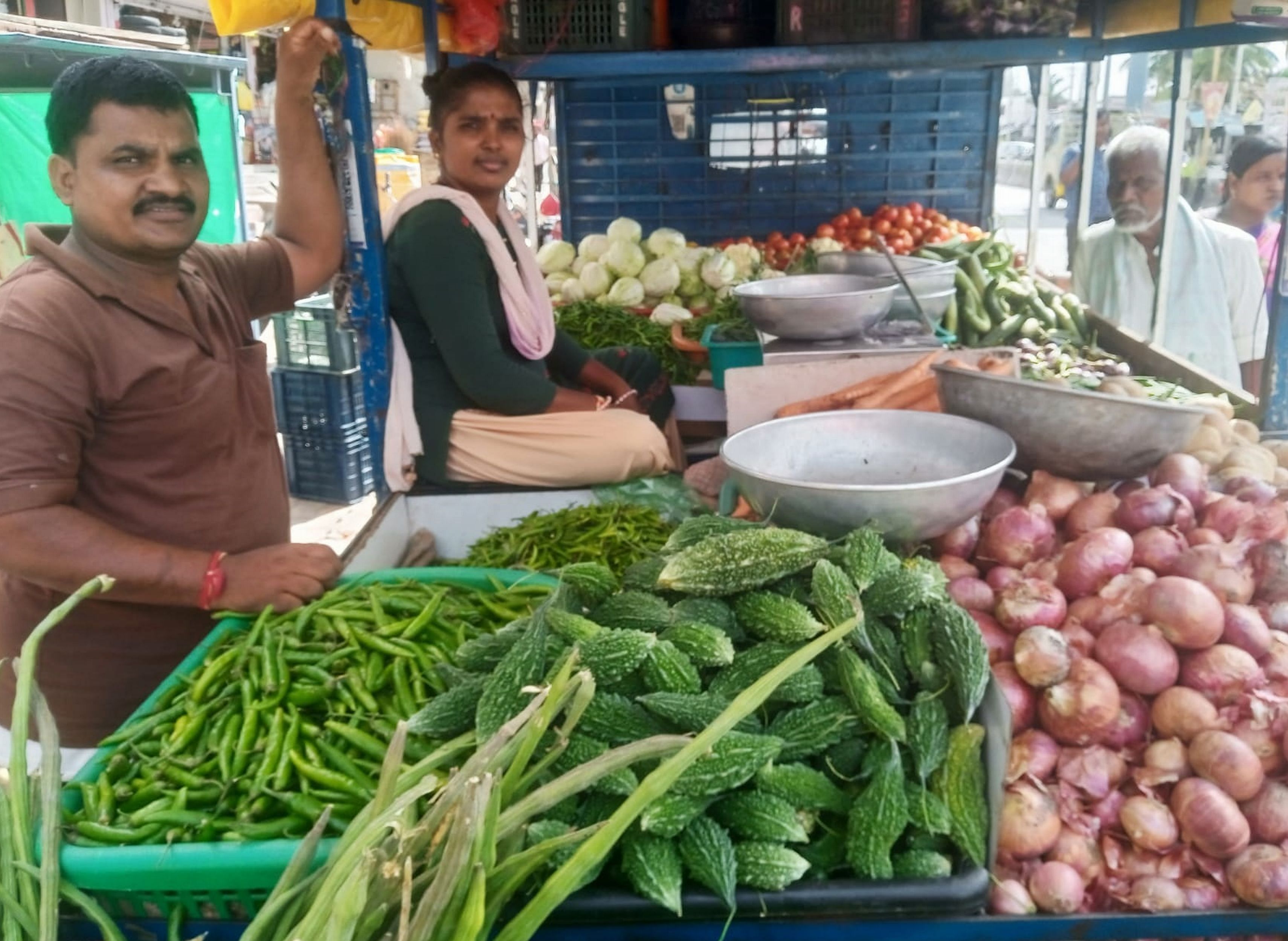 ಕೊಪ್ಪಳದ ಲೇಬರ್‌ ವೃತ್ತದ ಬಳಿ ತರಕಾರಿ ವ್ಯಾಪಾರದಲ್ಲಿ ತೊಡಗಿದ್ದ ರತ್ನಾ ದೊಡ್ಡಮನಿ 