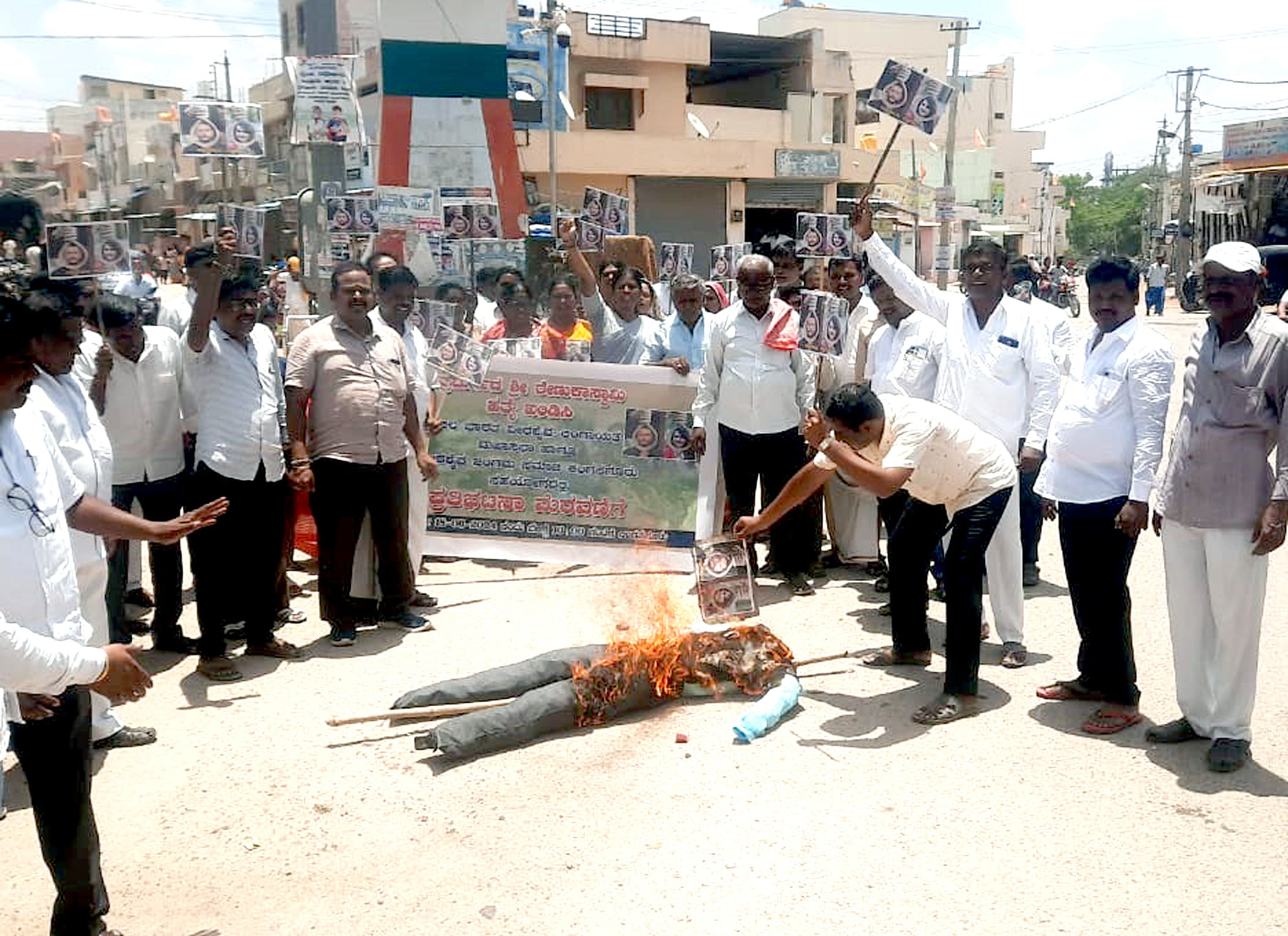 ಲಿಂಗಸುಗೂರಲ್ಲಿ ಮಂಗಳವಾರ ರೇಣುಕಸ್ವಾಮಿ ಕೊಲೆ ಪ್ರಕರಣ ಖಂಡಿಸಿ ವೀರಶೈವ ಲಿಂಗಾಯತ ಮಹಾಸಭಾ ಮತ್ತು ವೀರಶೈವ ಜಂಗಮ ಸಮಾಜದವರು ಪ್ರತಿಭಟನೆ ನಡೆಸಿ ದರ್ಶನ್ ಪ್ರತಿಕೃತಿ ದಹಿಸಿದರು