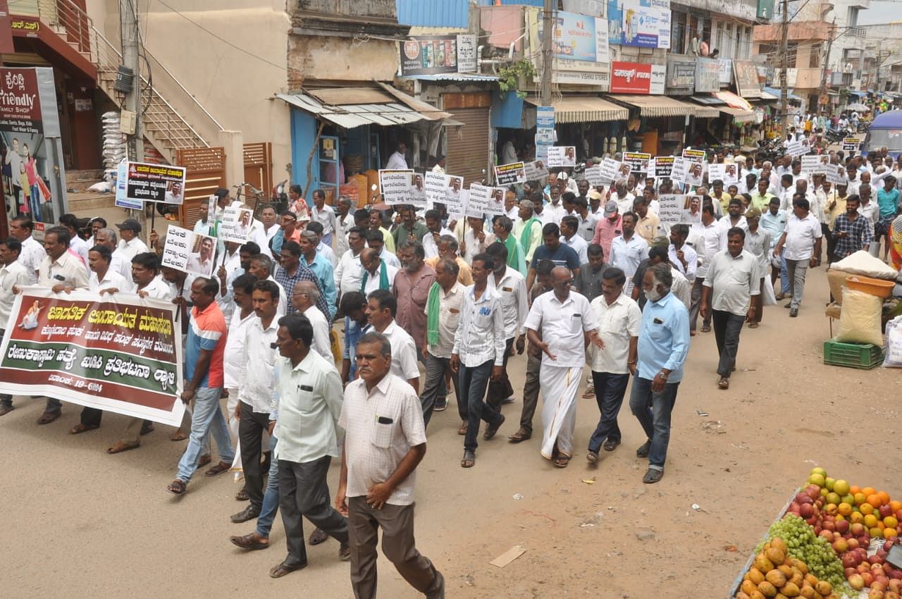 ಕೊಳ್ಳೇಗಾಲ ಜಾಗತಿಕ ಲಿಂಗಾಯತ ಮಹಾಸಭಾ ಹಾಗೂ ವಿವಿಧ ಪ್ರಗತಿಪರ ಸಂಘಟನೆಗಳಿಂದ ರೇಣುಕಾಸ್ವಾಮಿ ಹತ್ಯೆ ಖಂಡಿಸಿ ಬುಧವಾರ ಪ್ರತಿಭಟನೆ ನಡೆಯಿತು.