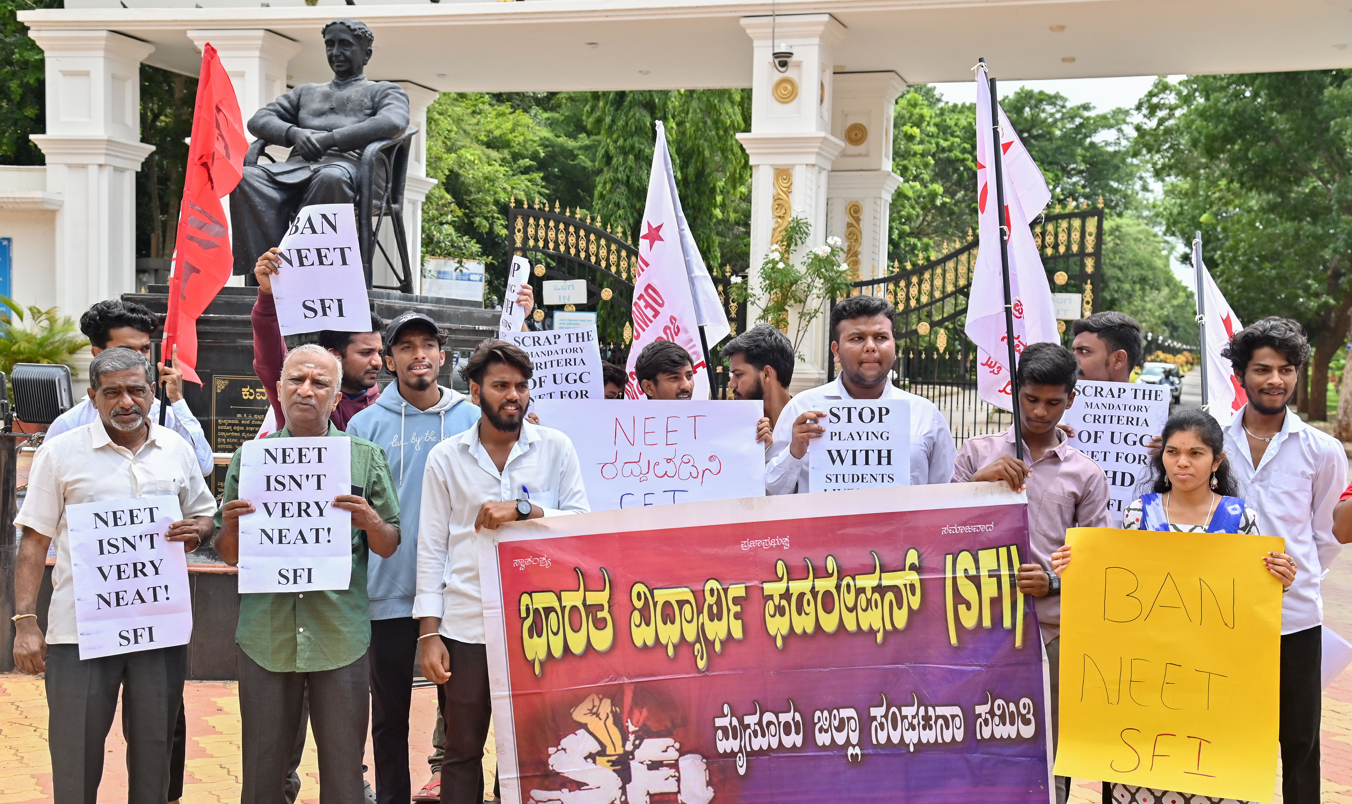 ‘ಯುಜಿಸಿ-ನೆಟ್ ಪರೀಕ್ಷೆಯ ಪ್ರಶ್ನೆ ಪತ್ರಿಕೆ ಸೋರಿಕೆ ಪ್ರಕರಣವನ್ನು ಸುಪ್ರೀಂ ಕೋರ್ಟ್ ನ್ಯಾಯಮೂರ್ತಿಗಳ ಸಮಿತಿಯಿಂದ ತನಿಖೆ ನಡೆಸಬೇಕು’ ಎಂದು ಒತ್ತಾಯಿಸಿ ಭಾರತ ವಿದ್ಯಾರ್ಥಿ ಫೆಡರೇಷನ್ (ಎಸ್‌ಎಫ್‌ಐ) ಸದಸ್ಯರು ನಗರದ ಮಾನಸ ಗಂಗೋತ್ರಿಯ ಮುಂಭಾಗದ ಕುವೆಂಪು ಪ್ರತಿಮೆ ಬಳಿ ಸೋಮವಾರ ಪ್ರತಿಭಟಿಸಿದರು- ಪ್ರಜಾವಾಣಿ ಚಿತ್ರ