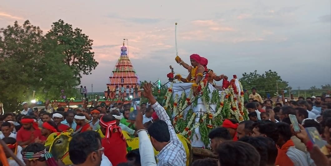 ಶಹಾಬಾದ್‌ ತಾಲ್ಲೂಕಿನ ಭಂಕೂರ ಗ್ರಾಮದಲ್ಲಿ ಕಾರಹುಣ್ಣಿಮೆ ಕರಿ ನಿಮಿತ್ತ ಗ್ರಾಮದೇವತೆ ಕೆರೆಯಮ್ಮ ದೇವಿಯ ಬಂಡಿ ದಿಬ್ಬಂದಿದ ಇಳಿಯುತ್ತಿರುವುದು