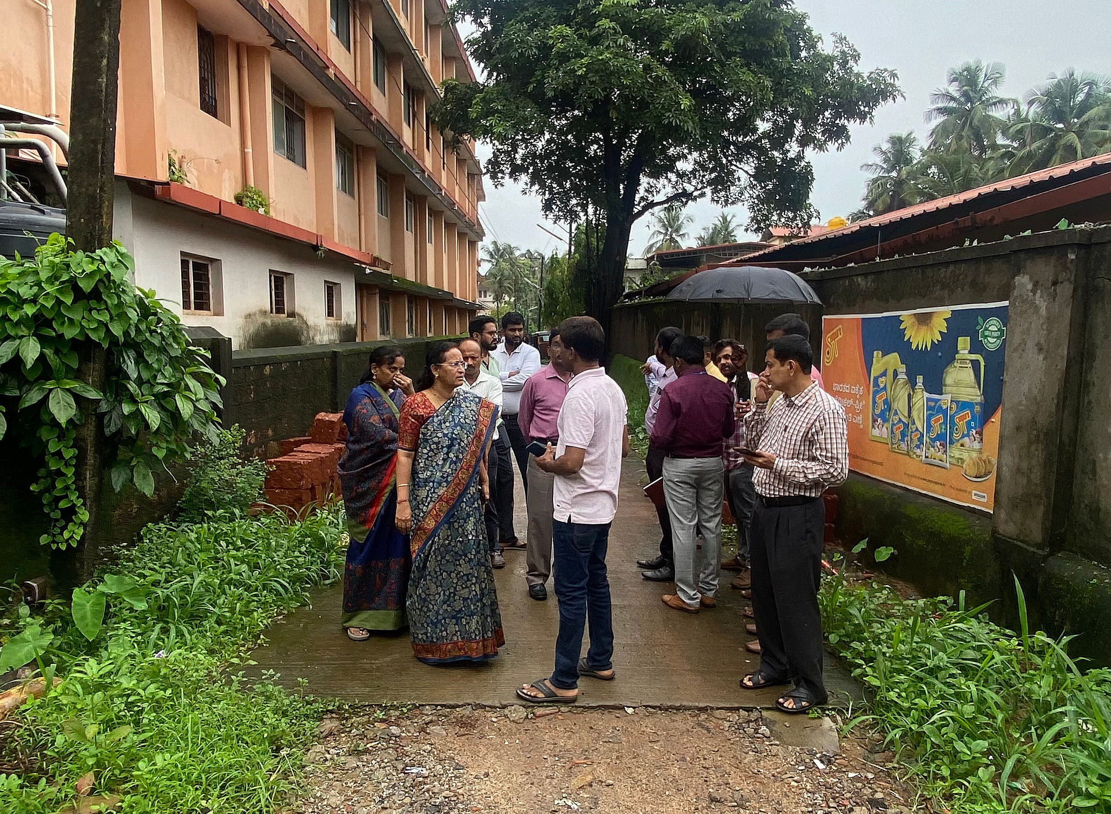 ಮಂಗಳೂರು ರೊಸಾರಿಯೊ ಬಳಿ  ವಿದ್ಯುತ್‌ ಸ್ಪರ್ಶದಿಂದ ರಿಕ್ಷಾ ಚಾಲಕರಿಬ್ಬರು ಮೃತಪಟ್ಟ  ಸ್ಥಳಕ್ಕೆ ಮೆಸ್ಕಾಂ ವ್ಯವಸ್ಥಾಪಕ ನಿರ್ದೇಶಕರಾದ ಪದ್ಮಾವತಿ ಡಿ. ಗುರುವಾರ ಭೇಟಿ ನೀಡಿ ಪರಿಶೀಲಿಸಿದರು