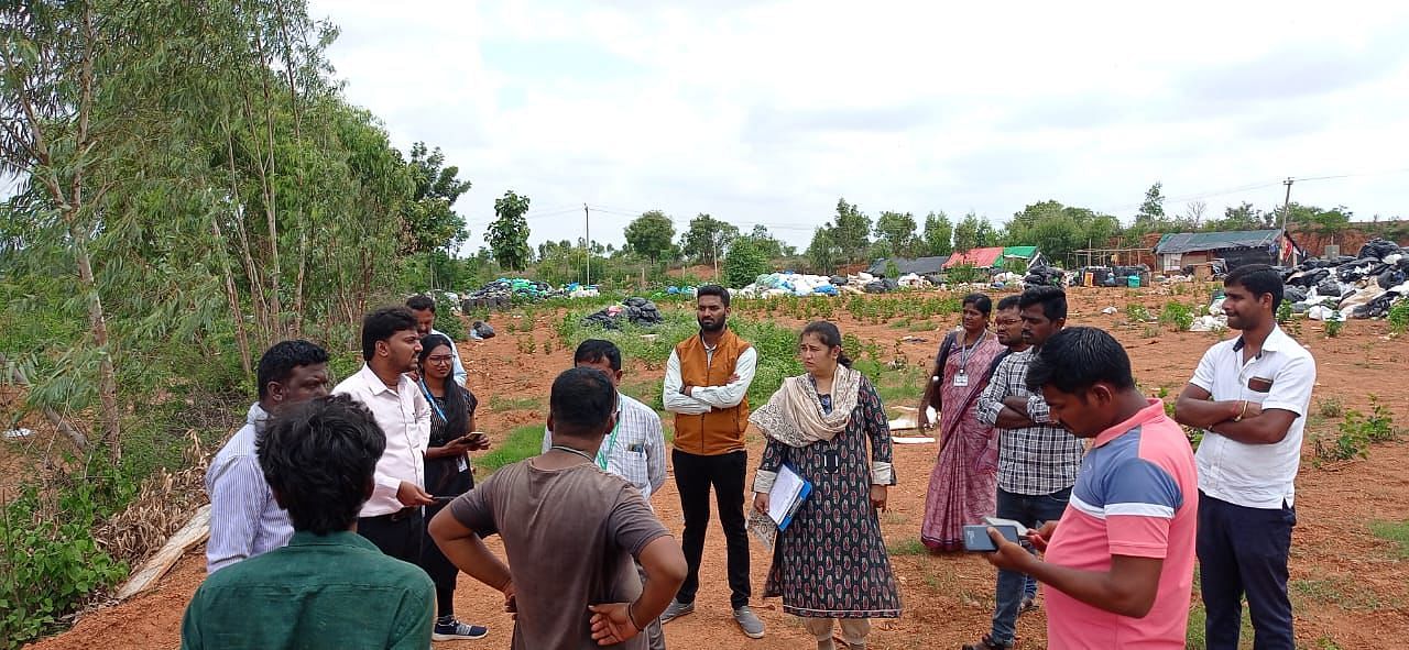 ದೇವನಹಳ್ಳಿ ತಾಲ್ಲೂಕಿನ ಚನ್ನರಾಯಪಟ್ಟಣ ಹೋಬಳಿಯ ಪಾಪನಹಳ್ಳಿಯಲ್ಲಿರುವ ಕಸ ವಿಂಗಡಣೆ ಘಟಕದಲ್ಲಿ ಸರ್ಕಾರಿ ಅಧಿಕಾರಿಗಳು ಅನಿರೀಕ್ಷಿತ ದಾಳಿ ನಡೆಸಿದರು