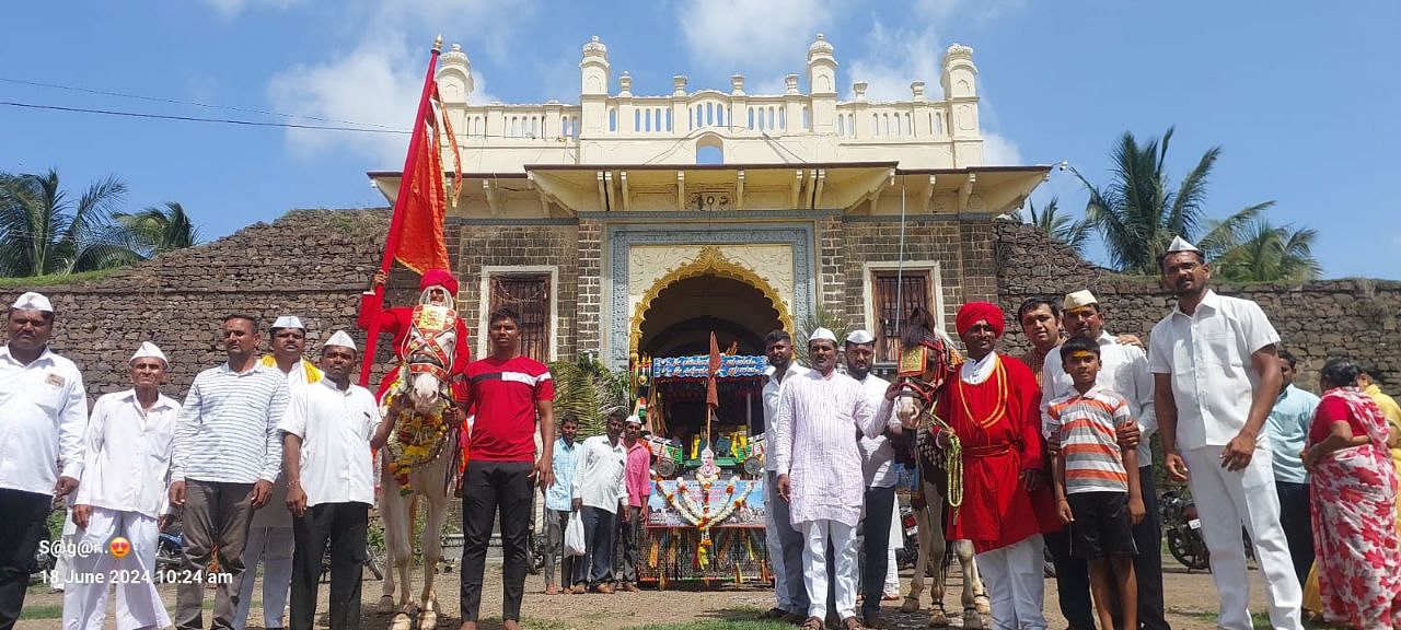 ಚಿಕ್ಕೋಡಿ ತಾಲ್ಲೂಕಿನ ಅಂಕಲಿ ಗ್ರಾಮದ ಶಿಥೋಳೆ ಕುಟುಂಬದವರು ಪೂಜೆ ಸಲ್ಲಿಸಿದ ಬಳಿಕ ದಿಂಡಿಗೆ ಹೊರಡಲು ಸಜ್ಜಾದ ಹೀರಾ ಮತ್ತು ಮೋತಿ ಕುದುರೆಗಳು