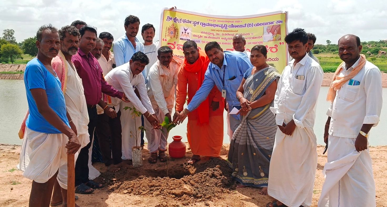 ಯಲಬುರ್ಗಾ ತಾಲ್ಲೂಕು ಮಂಡಲಮರಿ ಗ್ರಾಮದ ಹೊರವಲಯದ ಕೆರೆಯ ಸುತ್ತಮುತ್ತಲಿನ ಪರಿಸರದಲ್ಲಿ ಧರ್ಮಸ್ಥಳ ಗ್ರಾಮಾಭಿವೃದ್ಧಿ ಸಂಸ್ಥೆಯ ವತಿಯಿಂದ ಸಸಿ ನೆಡುವ ಕಾರ್ಯಕ್ರಮಕ್ಕೆ ಗಣ್ಯರು ಚಾಲನೆ ನೀಡಿದರು