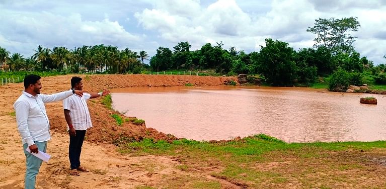 ಮಾಗಡಿ ತಾಲ್ಲೂಕಿನ ವಿಶ್ವನಾಥಪುರ ಬಳಿ ನರೇಗಾ ಯೋಜನೆಯಡಿ ಕಟ್ಟೆ ಹೂಳೆತ್ತುವ ಕಾಮಗಾರಿ ಅಕ್ರಮವಾಗಿ ನಡೆದಿದೆ ಎಂದು ಗ್ರಾ.ಪಂ.ಸದಸ್ಯ ಪುರುಷೋತ್ತಮ್ ಆರೋಪಿಸಿದರು 