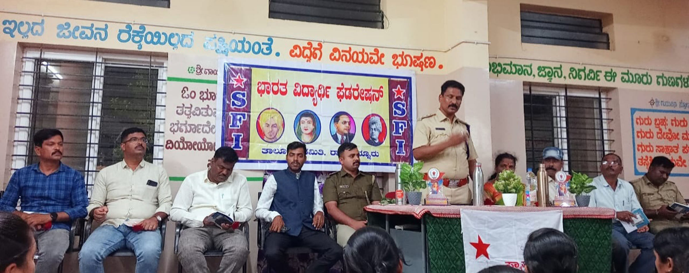 ರಾಣೆಬೆನ್ನೂರಿನ ಕಮಲಾನಗರದ ವಸತಿ ನಿಲಯದ ವಿದ್ಯಾರ್ಥಿನಿಯರಿಗೆ ಅನುಚಿತವಾಗಿ ವರ್ತಿಸುವ ಅಪರಾಧಿಗಳನ್ನು ಬಂಧಿಸಿ ಯಶಸ್ವಿ ಕಾರ್ಯಾಚರಣೆ ನಡೆಸಿದ ವಿದ್ಯಾರ್ಥಿ ಸ್ನೇಹಿ, ದಕ್ಷ ಪೋಲಿಸ್ ಅಧಿಕಾರಿಗಳಿಗೆ ಏರ್ಪಡಿಸಿದ ಅಭಿನಂದನಾ ಸಮಾರಂಭದಲ್ಲಿ ಡಿವೈಎಸ್‌ ಗಿರೀಶ ಬೋಜಣ್ಣನವರ ಮಾತನಾಡಿದರು