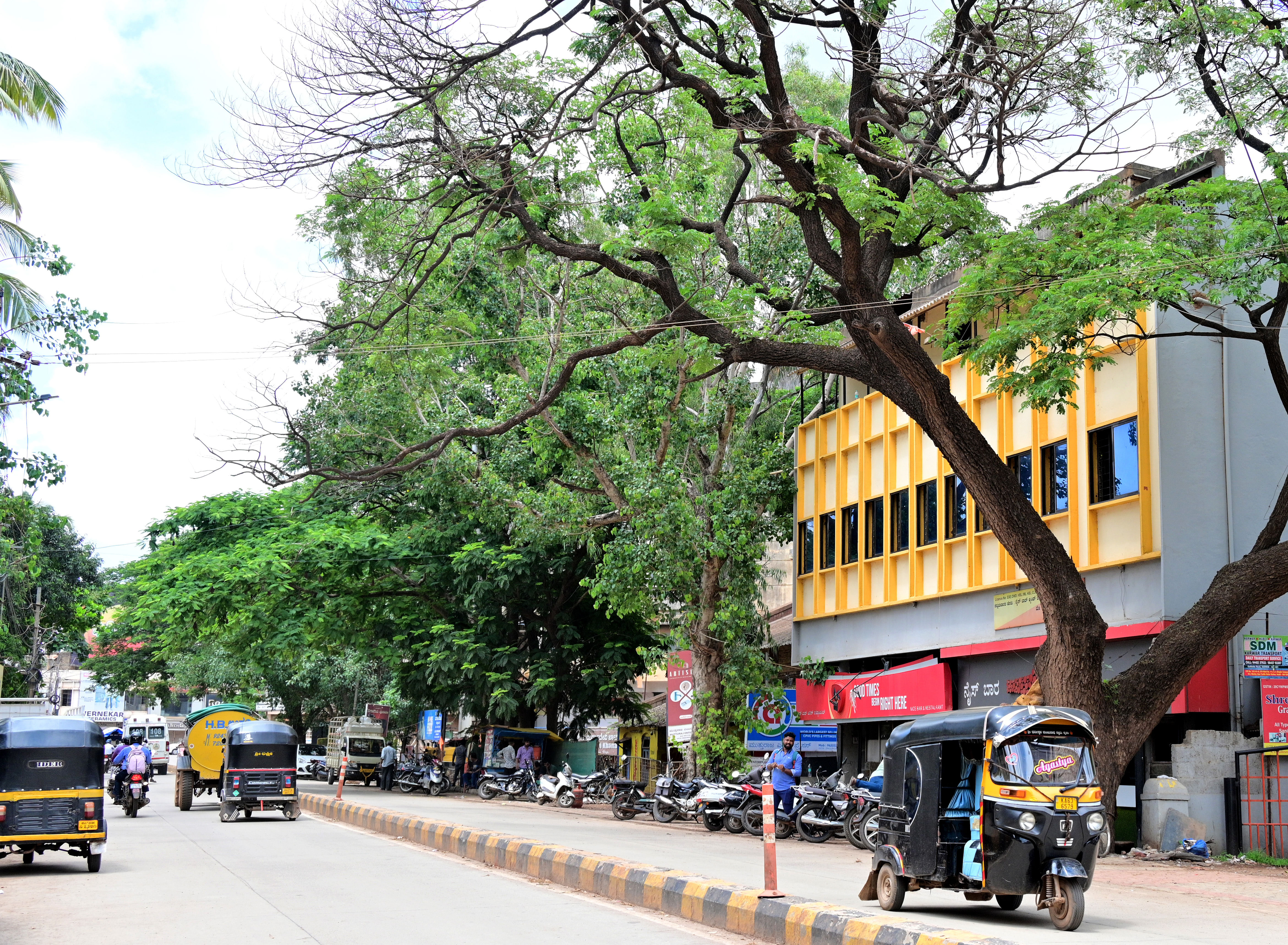 ಹುಬ್ಬಳ್ಳಿಯ ನ್ಯೂ ಕಾಟನ್ ಮಾರ್ಕೆಟ್ ರಸ್ತೆ ಪಕ್ಕದಲ್ಲಿನ ಮರ ಟೊಂಗೆ ಒಣಗಿದ್ದು,  ಅಪಾಯಕಾರಿಯಾಗಿದೆ
/ಪ್ರಜಾವಾಣಿ ಚಿತ್ರಗಳು: ಗೋವಿಂದರಾಜ ಜವಳಿ