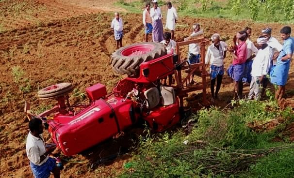 ಕನಕಪುರ ಅರಳಗಡಕಲು ಗ್ರಾಮದಲ್ಲಿ ಜಮೀನು ಉಳುಮೆ ಮಾಡುವಾಗ ಪಲ್ಟಿಯಾದ ಟ್ರಾಕ್ಟರ್‌