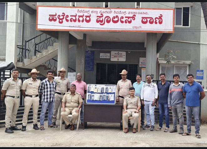 ಭದ್ರಾವತಿ ಹಳೇನಗರ ಪೊಲೀಸರ ತಂಡ ಮೊಬೈಲ್‌ಗಳನ್ನು ವಶಪಡಿಸಿಕೊಂಡಿರುವುದು