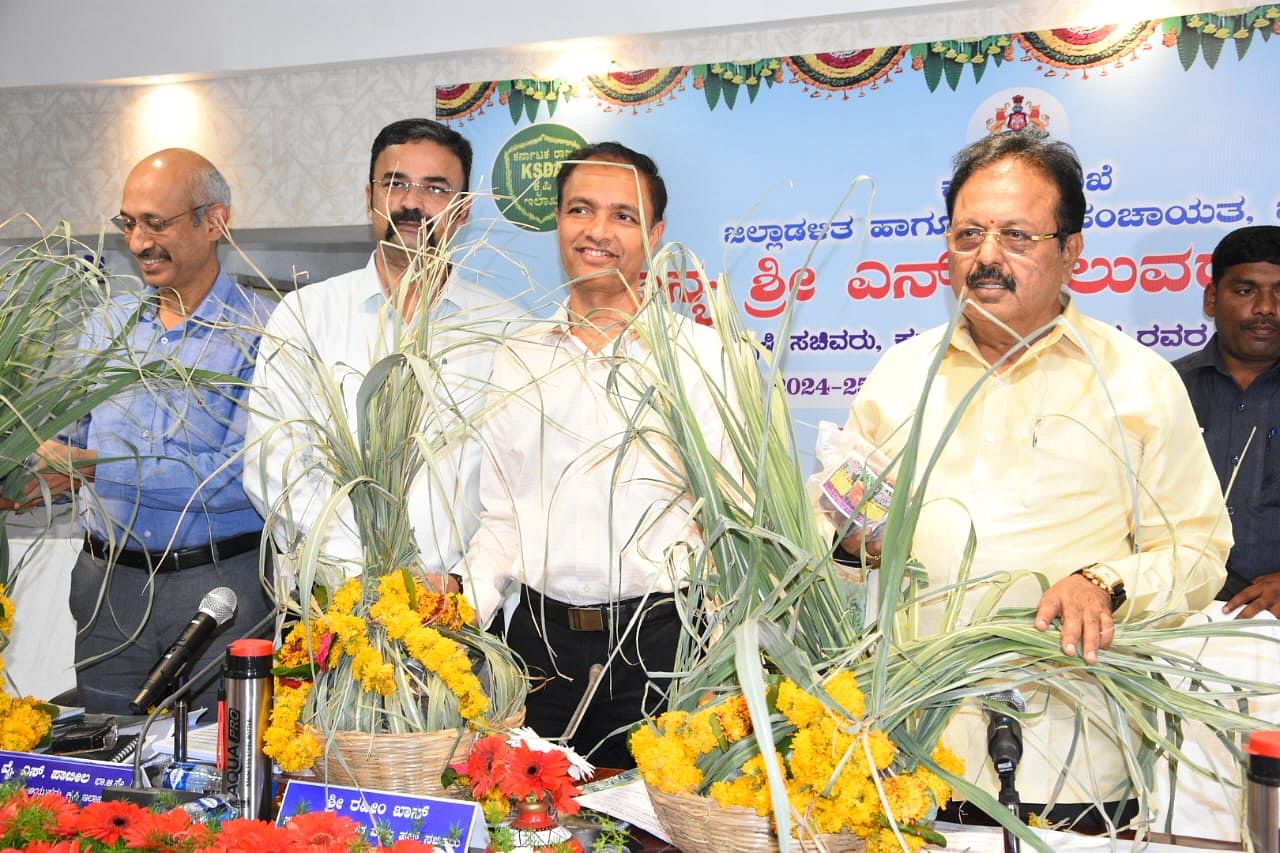 ಕೃಷಿ ಸಚಿವ ಎನ್‌. ಚಲುವರಾಯಸ್ವಾಮಿ ಅವರು ಬುಟ್ಟಿಗಳಿಂದ ಸಾವಯವ ಬೆಲ್ಲ ತೆಗೆದು ಬೀದರ್‌ನಲ್ಲಿ ಶನಿವಾರ ಕೃಷಿ ಇಲಾಖೆಯ ಕಲಬುರಗಿ ವಿಭಾಗ ಮಟ್ಟದ ಸಭೆ ಉದ್ಘಾಟಿಸಿದರು