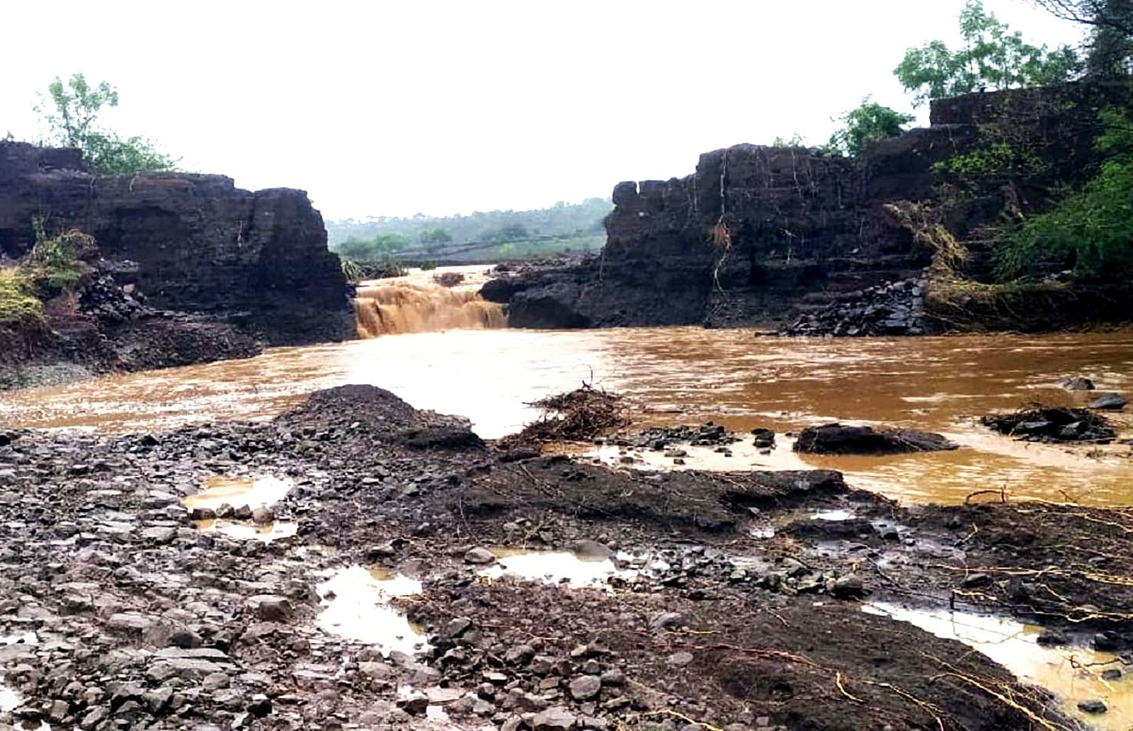 ಬೀದರ್‌ ಜಿಲ್ಲೆಯ ಬಸವಕಲ್ಯಾಣ ತಾಲ್ಲೂಕಿನ ಅಟ್ಟೂರ್‌ ಕೆರೆಯು ಭಾರಿ ಮಳೆಗೆ ಒಡೆದು ಅಪಾರ ಪ್ರಮಾಣದ ನೀರು ಪೋಲಾಗಿದೆ