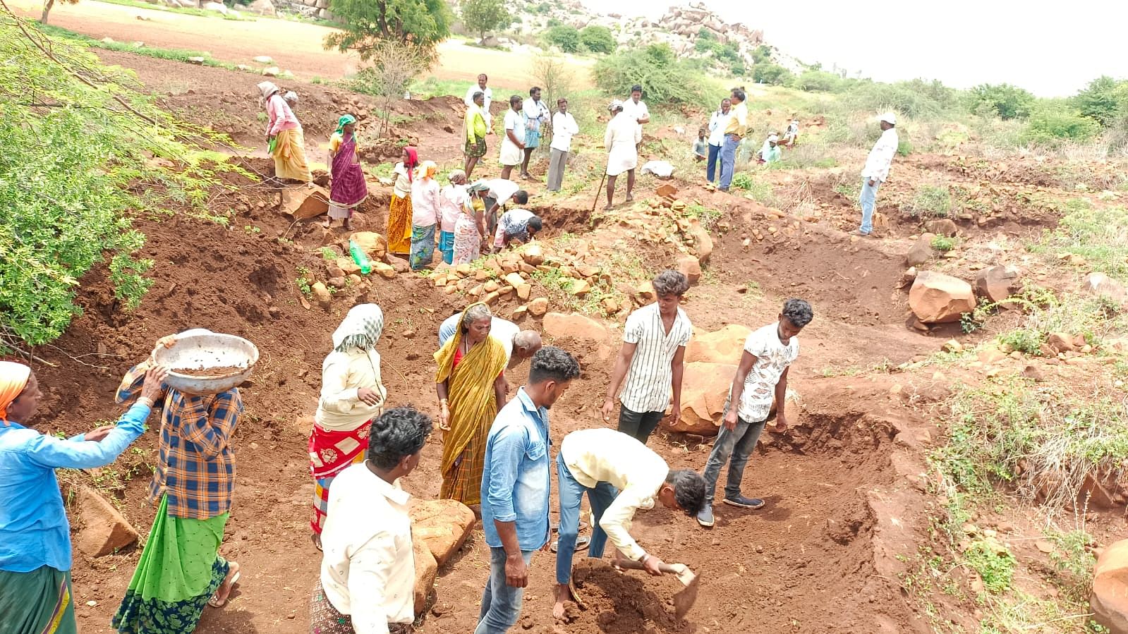 ರಾಯಚೂರು ತಾಲ್ಲೂಕಿನ ಗಿಲ್ಲೇಸೂಗುರು ಗ್ರಾಮದಲ್ಲಿ ನರೇಗಾದಲ್ಲಿ ಕೈಗೊಂಡ ಕಾಮಗಾರಿಯನ್ನು ತಾಲ್ಲೂಕು ಪಂಚಾಯಿತಿ ಕಾರ್ಯನಿರ್ವಾಹ ಅಧಿಕಾರಿ ಚಂದ್ರಶೇಖರ ಪವಾರ್ ಪರಿಶೀಲಿಸಿದರು