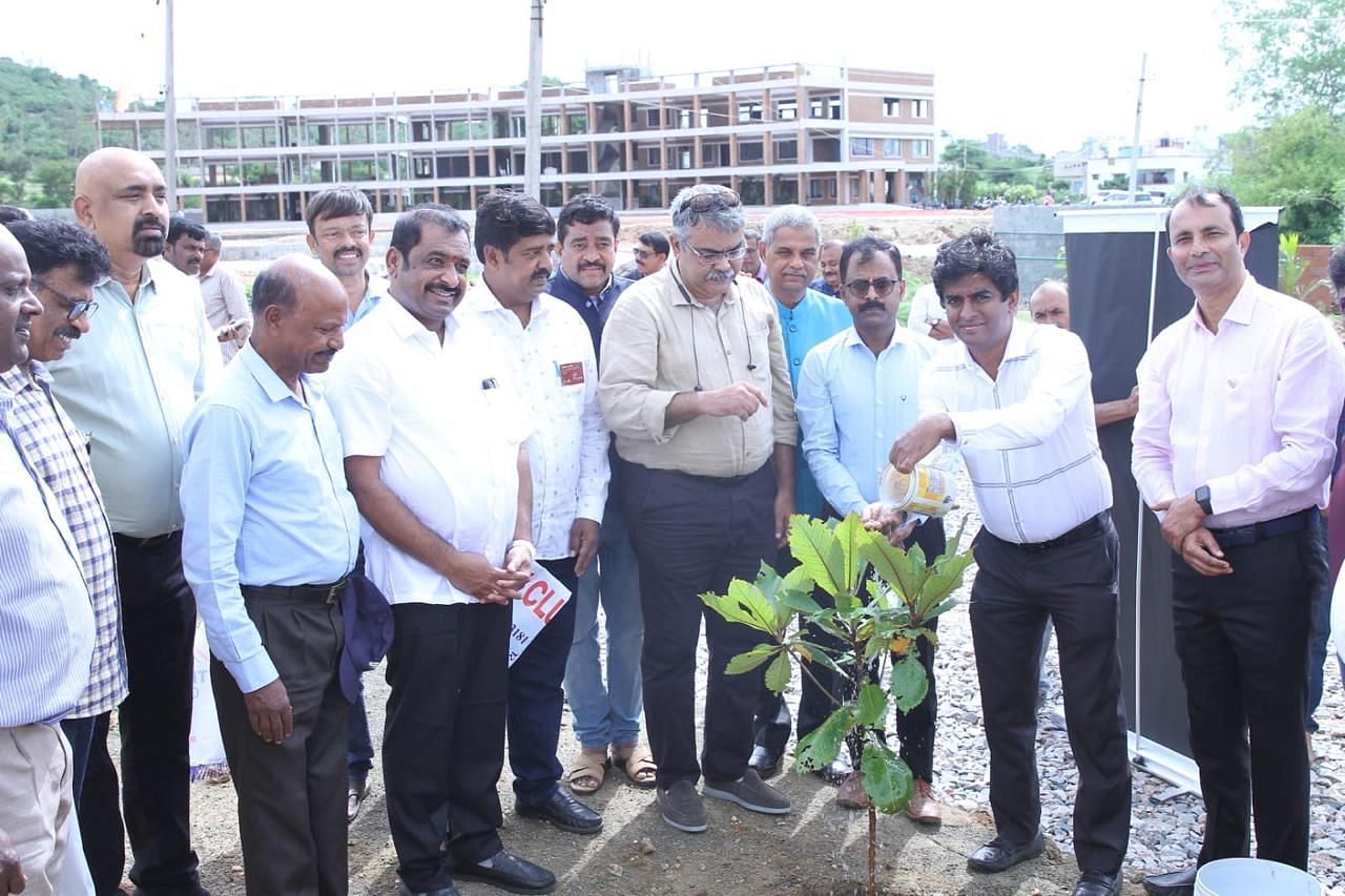 ಮೈಸೂರಿನ ಚಾಮುಂಡಿ ಬೆಟ್ಟದ ತಪ್ಪಲಿನಲ್ಲಿ 1,000 ಸಸಿಗಳನ್ನು ನೆಡುವ ಕಾರ್ಯಕ್ಕೆ ಮಂಗಳವಾರ ಚಾಲನೆ ನೀಡಲಾಯಿತು