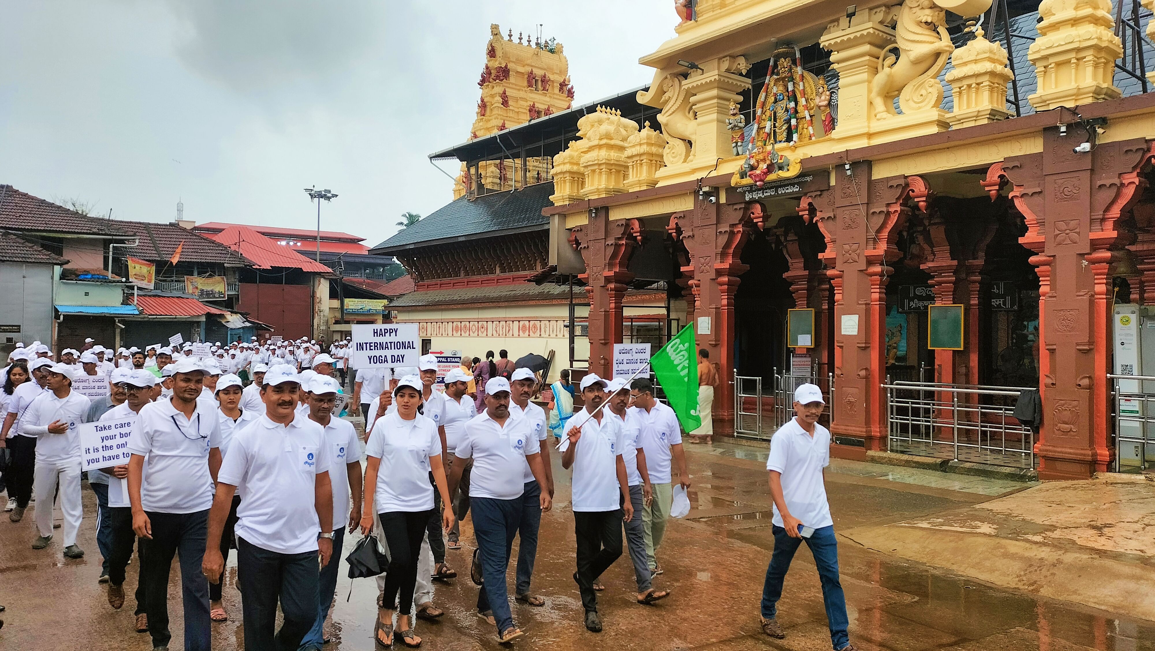  ‘ಯೋಗೇಶ್ವರ ಕೃಷ್ಣನೆಡೆಗೆ ಯೋಗ ನಡಿಗೆ’ ಕಾರ್ಯಕ್ರಮದಲ್ಲಿ ವಿದ್ಯಾರ್ಥಿಗಳು, ವೈದ್ಯರು ಸೇರಿದಂತೆ ಹಲವು ಮಂದಿ ಪಾಲ್ಗೊಂಡಿದ್ದರು