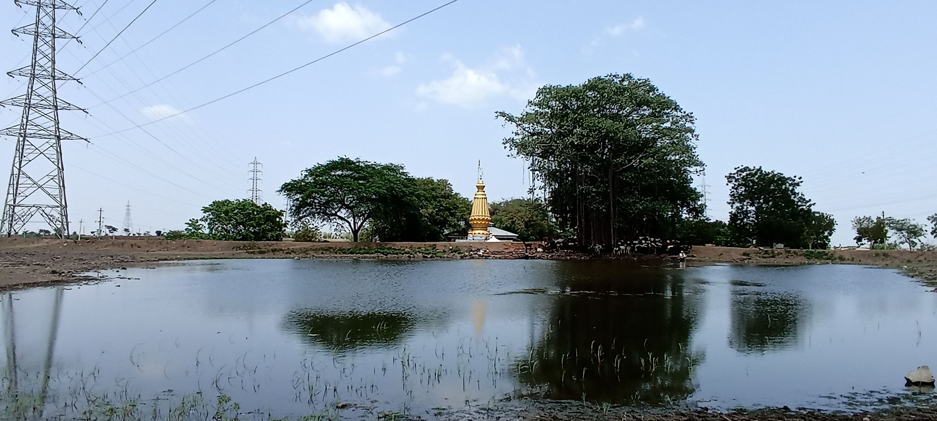 ಕಬ್ಬೂರ ಪಟ್ಟಣದ ಹೊರವಲಯದಲ್ಲಿರುವ ಶೆಲಿಯವ್ವ ದೇವಿ ದೇವಸ್ಥಾನದ ಕೆರೆ