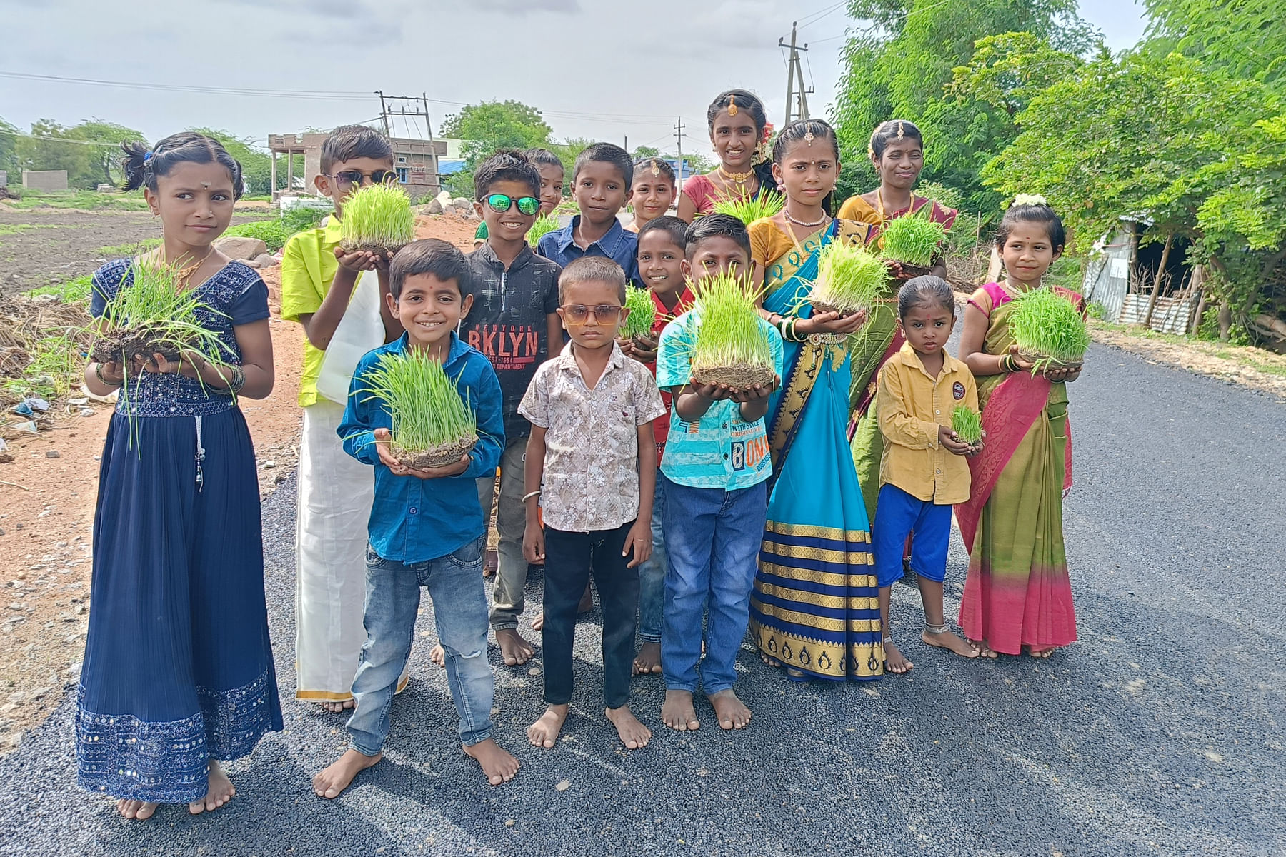 ಕವಿತಾಳ ಸಮೀಪದ ಹಿರೇಹಣಿಗಿ ಗ್ರಾಮದಲ್ಲಿ ಮಕ್ಕಳು ಶನಿವಾರ ಕರಿ ಆಚರಣೆಗೆ ಹೊಲಕ್ಕೆ ತೆರಳುತ್ತಿರುವುದು