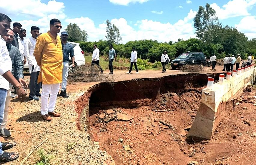 ಚಿಟಗುಪ್ಪ ತಾಲ್ಲೂಕಿನ ಮುಸ್ತರಿ ವಾಡಿ ಗ್ರಾಮದಲ್ಲಿ ಮಳೆಯಿಂದ ಕೊಚ್ಚಿ ಹೋಗಿರುವ ಸೇತುವೆಯನ್ನು ಶಾಸಕ ಡಾ.ಸಿದ್ಧಲಿಂಗಪ್ಪ ಪಾಟೀಲ ವೀಕ್ಷಿಸಿದರು