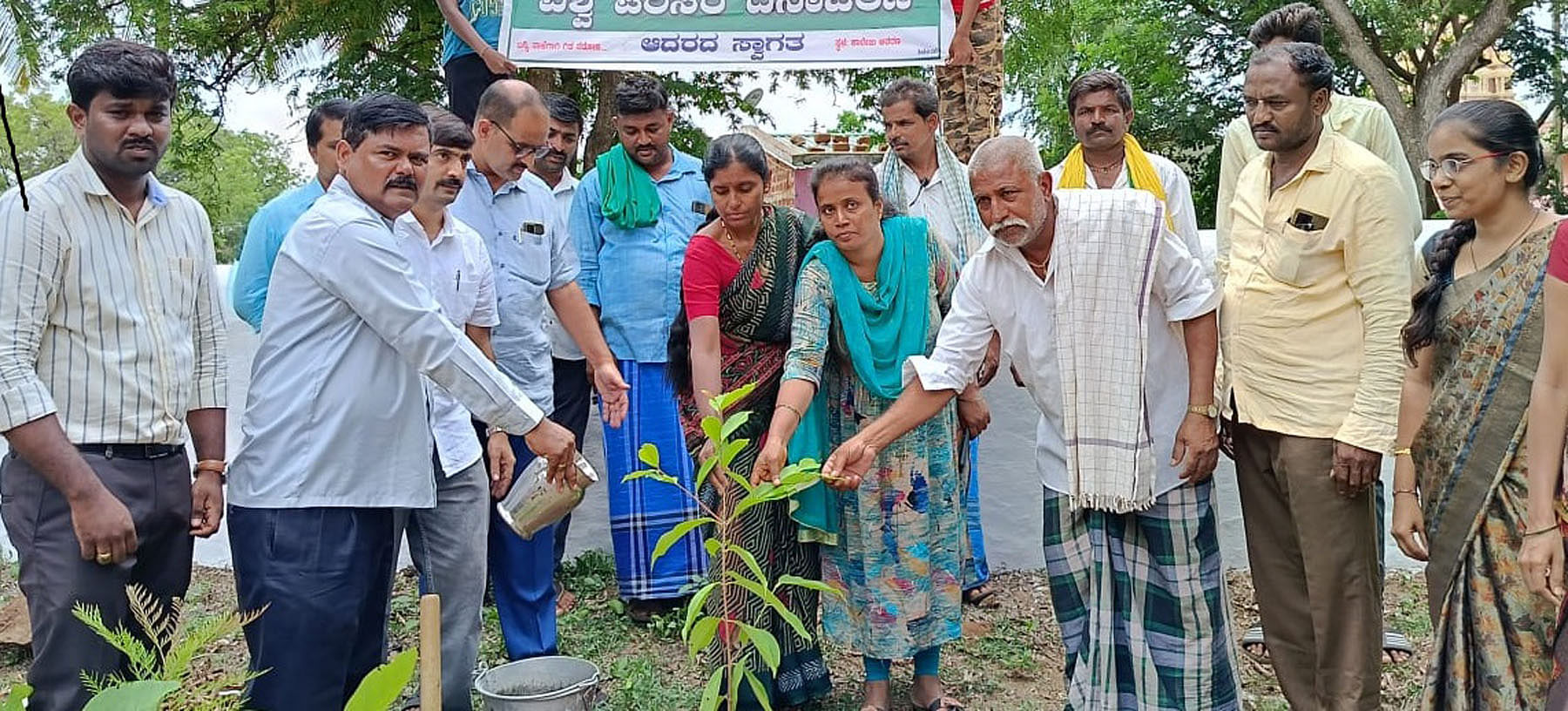 ರಾಣೆಬೆನ್ನೂರು ತಾಲ್ಲೂಕಿನ ಸುಣಕಲ್ಲಬಿದರಿ ಗ್ರಾಮದ ಶಿವಾನಂದ ಸಂಯುಕ್ತ ಪಪೂ ಕಾಲೇಜಿನ ಆವರಣದಲ್ಲಿ ವಿಶ್ವಪರಿಸರ ದಿನಾಚರಣೆ ಅಂಗವಾಗಿ ಸಸಿ ನೆಡುವ ಕಾರ್ಯಕ್ರಮಕ್ಕೆ ಗ್ರಾಮ ಪಂಚಾಯಿತಿ ಅಧ್ಯಕ್ಷೆ ಗಂಗಮ್ಮ ಕುಬೇರಪ್ಪ ಗೋಣಿಮಠ ಚಾಲನೆ ನೀಡಿದರು