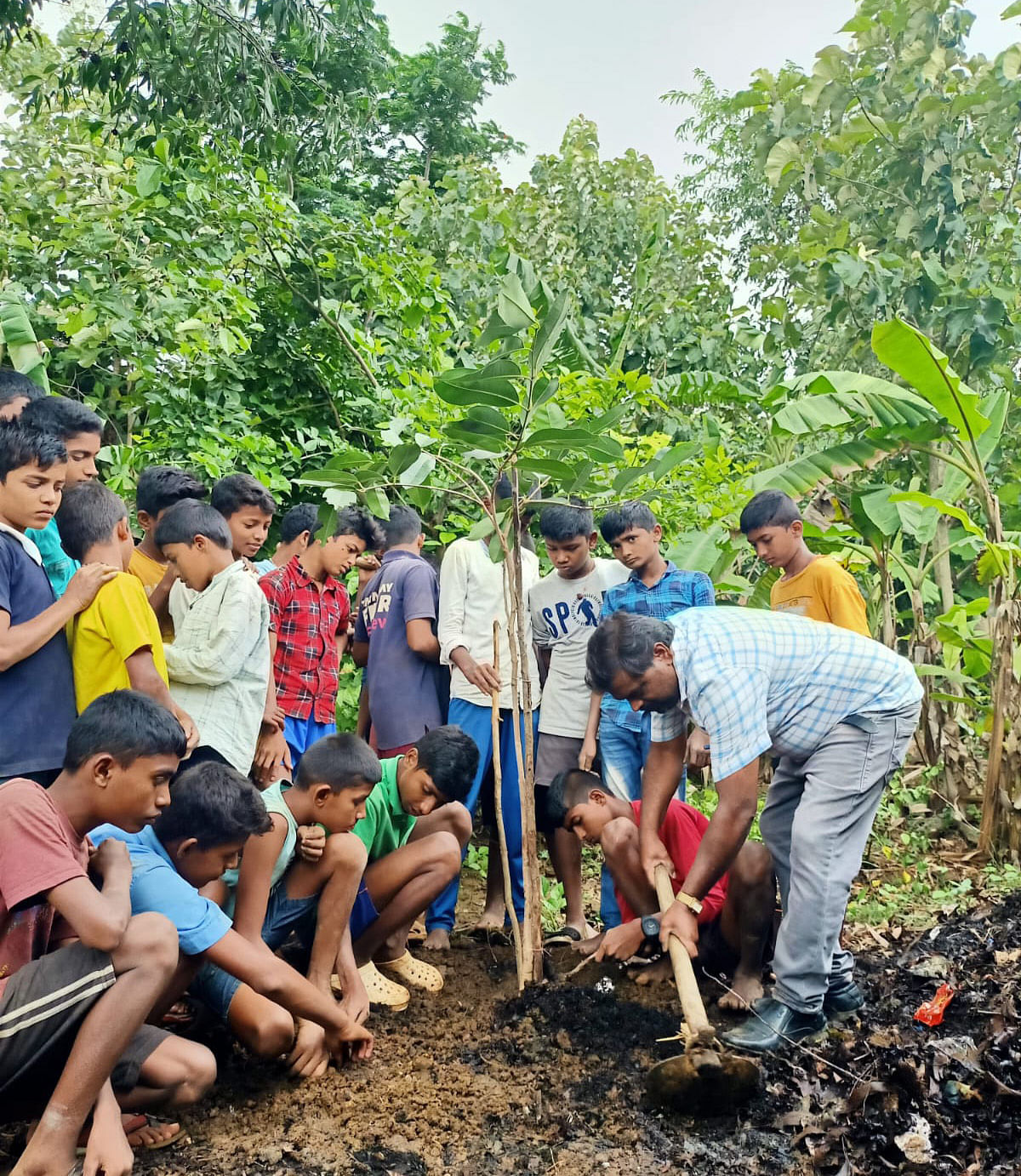 ಶಿಗ್ಗಾವಿ ತಾಲ್ಲೂಕಿನ ಹೋತನಹಳ್ಳಿ ಮೆಟ್ರಿಕ್ ಪೂರ್ವ ಬಾಲಕರ ವಸತಿ ನಿಲಯದ ಮೇಲ್ವಾಚಾರಕ ಎಚ್.ಎಸ್.ರಮೇಶ ಮಕ್ಕಳಿಗೆ ಕೃಷಿ ಕುರಿತು ಮಾಹಿತಿ ನೀಡುತ್ತಿರುವುದು 