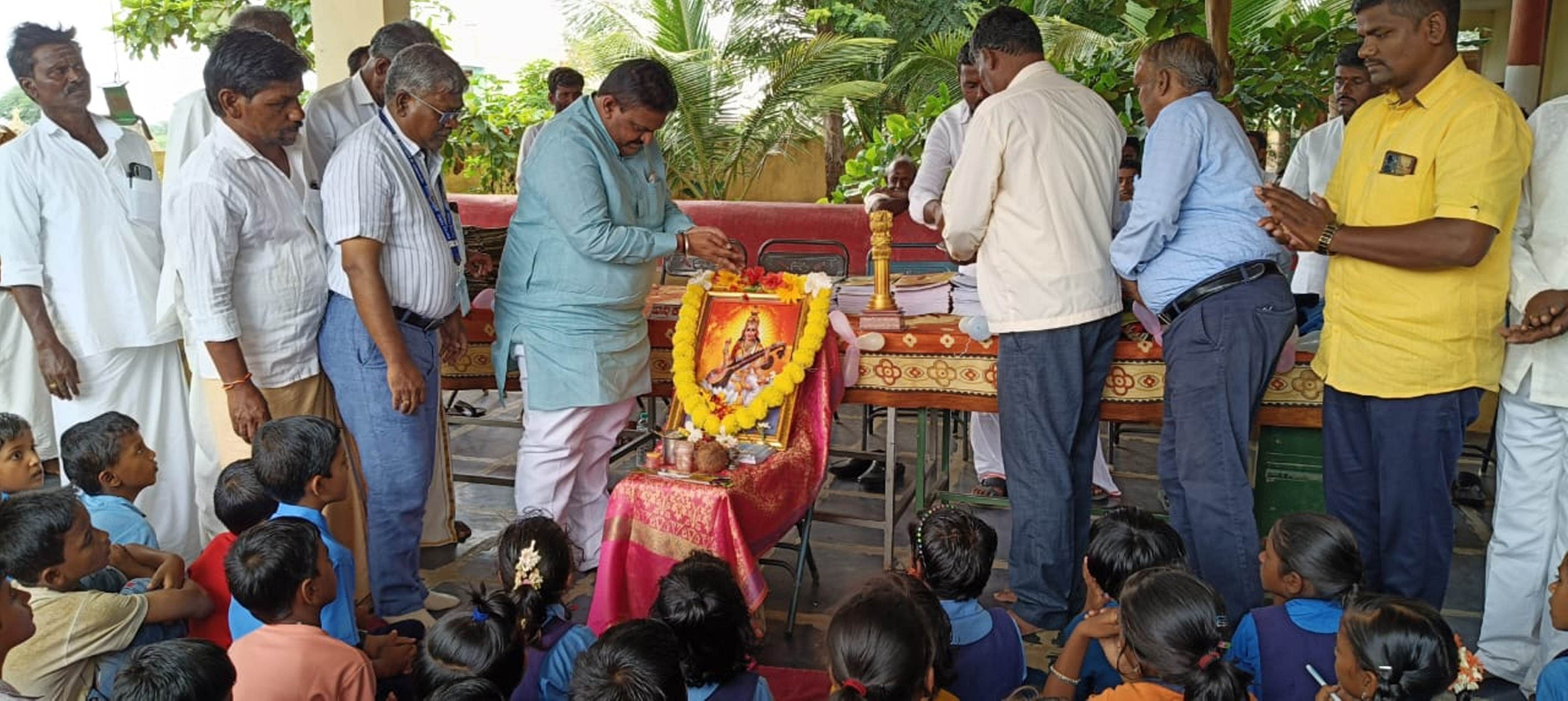 ಕುಷ್ಟಗಿ ತಾಲ್ಲೂಕಿನ ಟೆಂಗುಂಟಿ ಶಾಲೆಯಲ್ಲಿ ಸಮವಸ್ತ್ರ ಮತ್ತು ಪಠ್ಯಪುಸ್ತಕ ವಿತರಣೆ ಕಾರ್ಯಕ್ರಮಕ್ಕೆ ಶಾಸಕ ದೊಡ್ಡನಗೌಡ ಪಾಟೀಲ ಚಾಲನೆ ನೀಡಿದರು