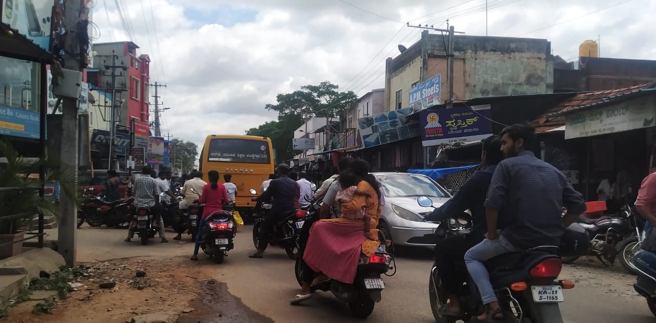 ಮದ್ದೂರಿನ ಪೇಟೆಬೀದಿಯಲ್ಲಿ ಕಂಡು ಬಂದ ವಾಹನದಟ್ಟಣೆ