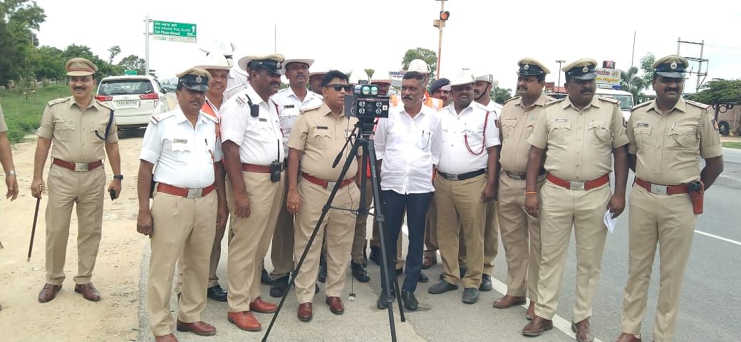 ಮುಳಬಾಗಿಲು ತಾಲ್ಲೂಕಿನ ಹನುಮನಹಳ್ಳಿ ಗೇಟಿನ ರಾಷ್ಟ್ರೀಯ ಹೆದ್ದಾರಿ 75 ರಲ್ಲಿ ಸ್ಪೀಡ್ ರಾಡಾರ್ ತಂತ್ರಜ್ಞಾನ ವ್ಯವಸ್ಥೆಗೆ ಜಿಲ್ಲಾ ಪೊಲೀಸ್ ವರಿಷ್ಠಾಧಿಕಾರಿ ಎಂ. ನಾರಾಯಣ ಚಾಲನೆ ನೀಡಿದರು.