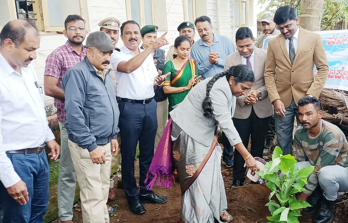 ವಿರಾಜಪೇಟೆಯ ನ್ಯಾಯಾಲಯದ ಆವರಣದಲ್ಲಿ ತಾಲ್ಲೂಕು ಕಾನೂನು ಸೇವೆಗಳ ಸಮಿತಿ, ವಕೀಲರ ಸಂಘ ಹಾಗೂ ಅರಣ್ಯ ಇಲಾಖೆಯ ಸಂಯುಕ್ತ ಆಶ್ರಯದಲ್ಲಿ ವಿಶ್ವ ಪರಿಸರ ದಿನಾಚರಣೆ ಅಂಗವಾಗಿ ಬುಧವಾರ ನಡೆದ ಕಾರ್ಯಕ್ರಮಕ್ಕೆ 2ನೇ ಅಪರ ಜಿಲ್ಲಾ ಸತ್ರ ನ್ಯಾಯಾಧೀಶರಾದ ಎಸ್.ಸುಜಾತ ಚಾಲನೆ ನೀಡಿದರು.