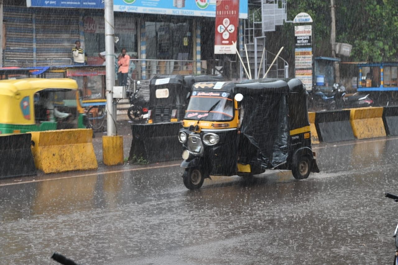 ಮಳೆಯ ಕಾರಣ ಬೀದರ್‌ನಲ್ಲಿ ಭಾನುವಾರ ಆಟೋ ಪ್ಲಾಸ್ಟಿಕ್ ಹೊದ್ದುಕೊಂಡು ಸಾಗಿತು