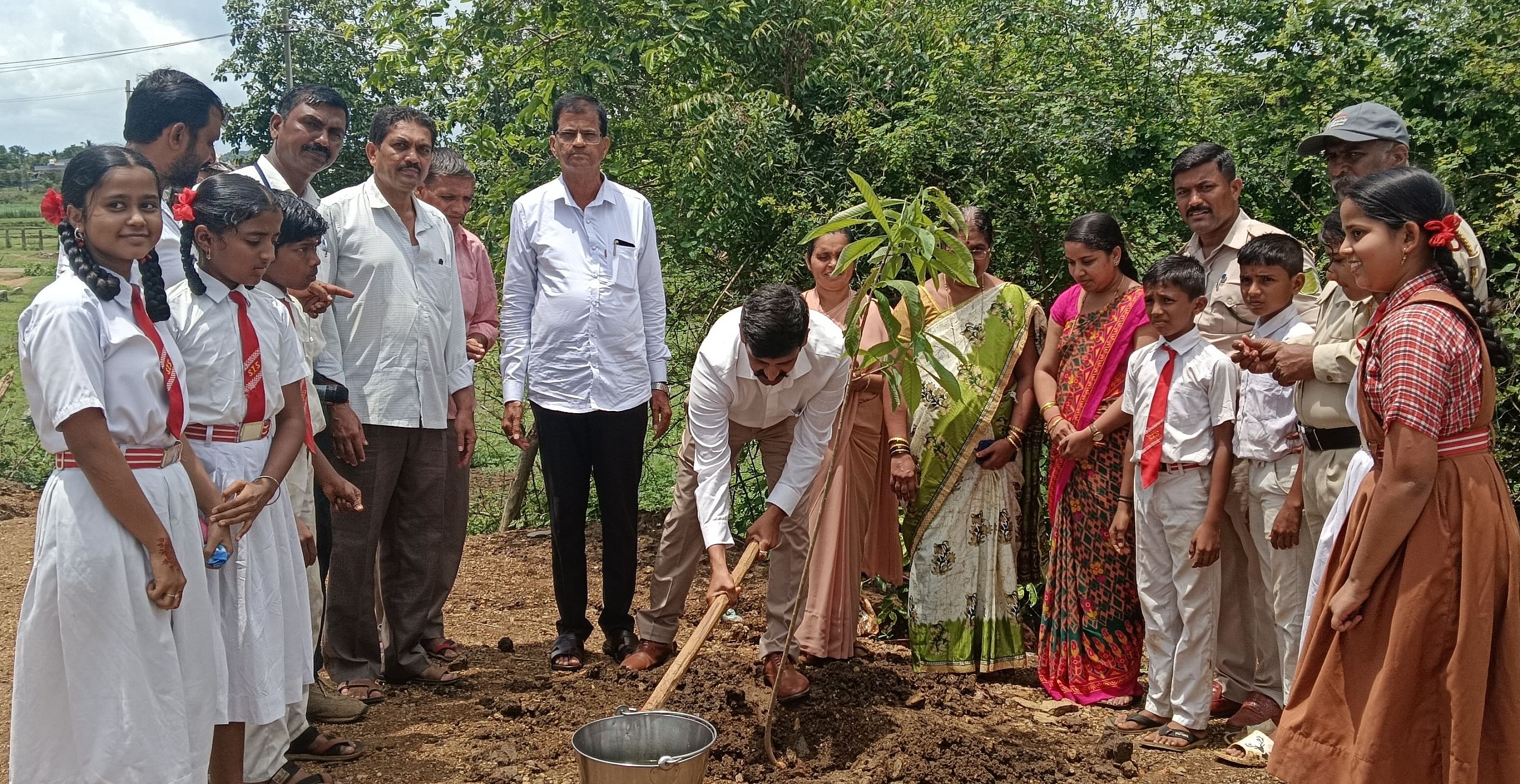 ಸೇಂಟ್ ತೆರೇಸಾ ಶಾಲೆ ಗ್ರಾಮದೇವಿ ಪಾದಗಟ್ಟೆ ಸ್ಥಳದಲ್ಲಿ ಹಮ್ಮಿಕೊಂಡ ವಿಶ್ವ ಪರಿಸರ ದಿನಾಚರಣೆ ಕಾರ್ಯಕ್ರಮದಲ್ಲಿ ವಲಯ ಅರಣ್ಯಾಧಿಕಾರಿ ಪ್ರಸನ್ನ ಸುಬೇದಾರ ಸಸಿ ನೆಟ್ಟರು.