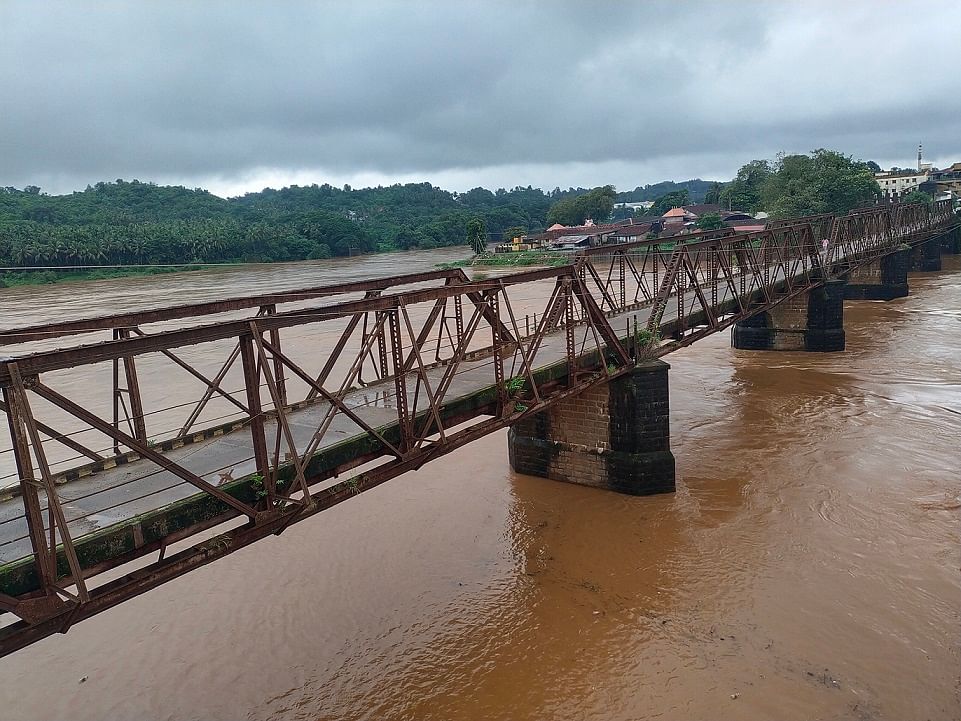 ಉಪ್ಪಿನಂಗಡಿಯಲ್ಲಿ ತುಂಬಿ ಹರಿಯುತ್ತಿರುವ ಕುಮಾರಧಾರಾ ನದಿ 