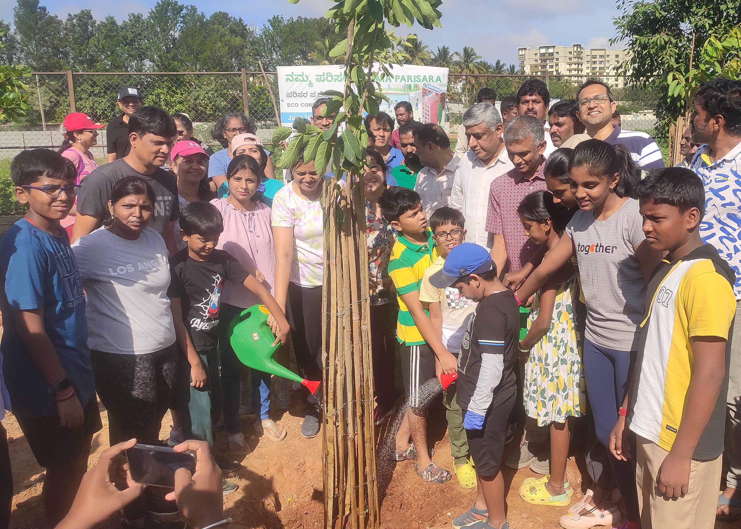 ರಾಚೇನಹಳ್ಳಿ ಕರೆ ಆವರಣದಲ್ಲಿ ಅಪಾರ್ಟ್‌ಮೆಂಟ್‌ ನಿವಾಸಿಗಳು ಹಾಗೂ ಮಕ್ಕಳ ಜೊತೆಗೂಡಿ ಸಚಿವ ಕೃಷ್ಣಬೈರೇಗೌಡ ಗಿಡನೆಟ್ಟು ನೀರು ಹಾಕಿದರು.