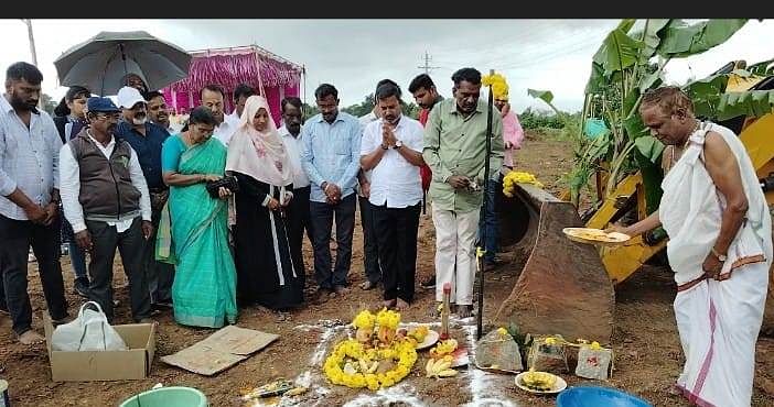 ಆಲೂರು ಪಟ್ಟಣದಲ್ಲಿ ಅಮೃತ ಯೋಜನೆ (ಕುಡಿಯುವ ನೀರು) ಕಾಮಗಾರಿಗೆ ಶಾಸಕ ಸಿಮೆಂಟ್ ಮಂಜು ಭೂಮಿಪೂಜೆ ನೇರವೇರಿಸಿದರು. ಪಟ್ಟಣ ಪಂಚಾಯಿತಿ ಮುಖ್ಯಾಧಿಕಾರಿ ಸ್ಟೀಫನ್ ಪ್ರಕಾಶ್, ಸದಸ್ಯೆ ತಾಹಿರಾ ಬೇಗಂ ಪಾಲ್ಗೊಂಡಿದ್ದರು 