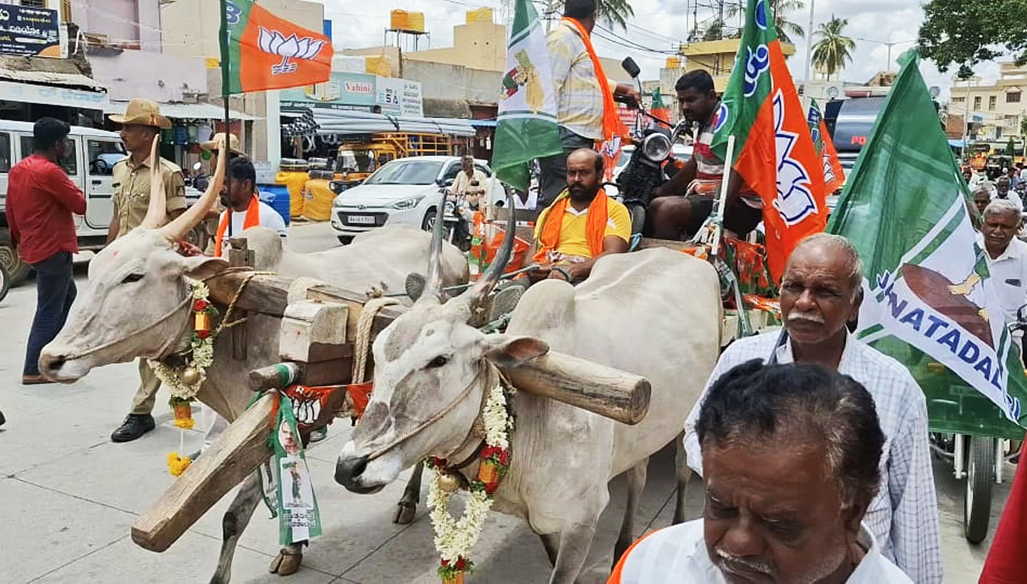 ಕೊರಟಗೆರೆಯಲ್ಲಿ ಬೆಲೆಏರಿಕೆ ಖಂಡಿಸಿ ಬಿಜೆಪಿ, ಜೆಡಿಸ್ ಕಾರ್ಯಕರ್ತರು ಎತ್ತಿನಗಾಡಿಯಲ್ಲಿ ಪ್ರಯಾಣಿಸಿ ಪ್ರತಿಭಟನೆ ನಡೆಸಿದರು 