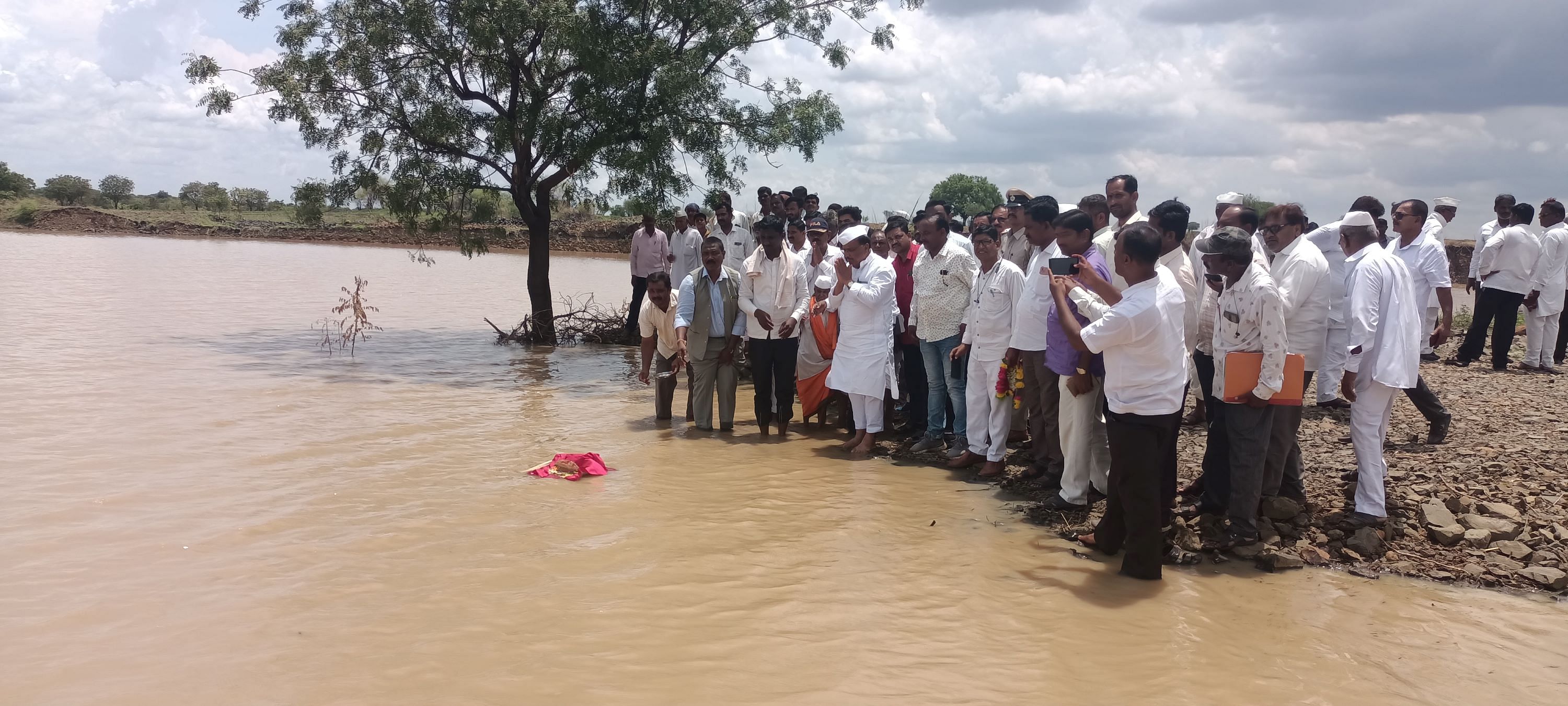 ಆಳಂದ ತಾಲ್ಲೂಕಿನ ಕೊತ್ತನ ಹಿಪ್ಪರಗಾ ಗ್ರಾಮದ ಕೆರೆಗೆ ಶಾಸಕ ಬಿ.ಆರ್.ಪಾಟೀಲ ಬಾಗಿನ ಅರ್ಪಿಸಿ ಪೂಜೆ ಸಲ್ಲಿಸಿದರು. ದಿಲೀಪ ಕ್ಷೀರಸಾಗರ