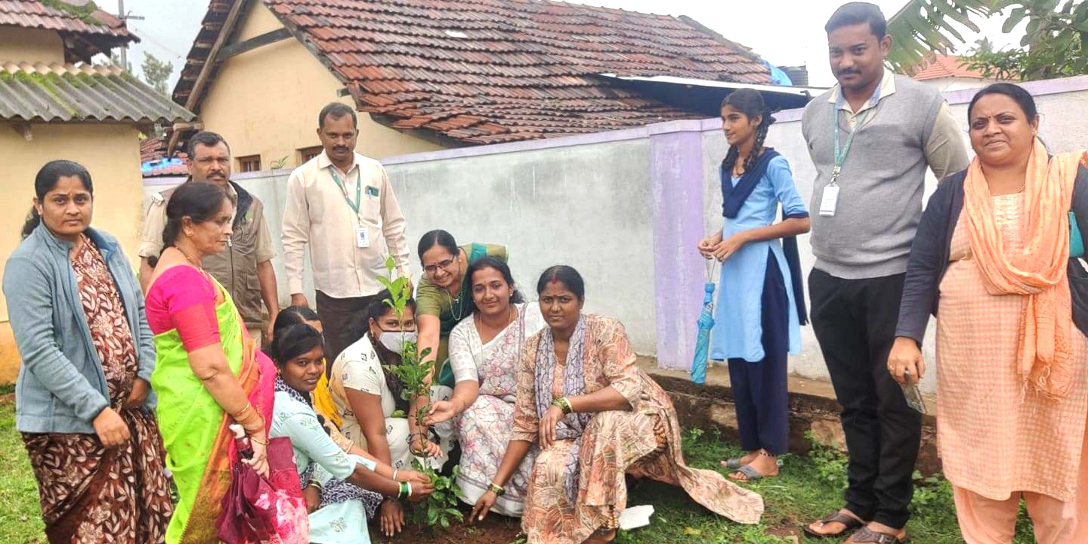 ನರಸಿಂಹರಾಜಪುರ ತಾಲ್ಲೂಕು ಗಡಿಭಾಗವಾದ ಕುದುರೆಗುಂಡಿಯ ಶಾಲಾ ಆವರಣದಲ್ಲಿ ಧರ್ಮಸ್ಥಳ ಗ್ರಾಮಾಭಿವೃದ್ಧಿ ಯೋಜನೆಯಿಂದ ಗುರುವಾರ ಪರಿಸರ ಮಾಹಿತಿ  ಕಾರ್ಯಕ್ರಮ ನಡೆಯಿತು