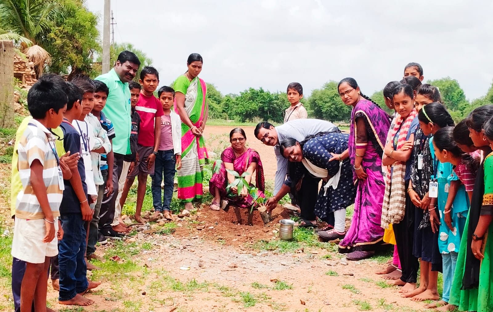 ಸಮೀಪದ ಮದನಾಳ ಸರ್ಕಾರಿ ಹಿರಿಯ ಪ್ರಾಥಮಿಕ ಶಾಲೆಯಲ್ಲಿ ವಿಶ್ವ ಪರಿಸರ ದಿನದ ಅಂಗವಾಗಿ  ಶಾಲಾ ಮುಖ್ಯಶಿಕ್ಷಕ ಶರಣಪ್ಪ ತುಮರಿಕೊಪ್ಪ ಸಸಿ ನೆಟ್ಟರು. ಸಹ ಶಿಕ್ಷಕರಾದ ಅಶೋಕ ಕಟ್ಟಿಮನಿ, ಲೀಲಾ ಹೂಗಾರ, ಮಮ್ತಾಜ್ ಬೇಗಂ, ಡಿ.ಜಿ.ಗೌಡ್ರ, ಸರೋಜಾ ಬಂಡಿ ಉಪಸ್ಥಿತರಿದ್ದರು.