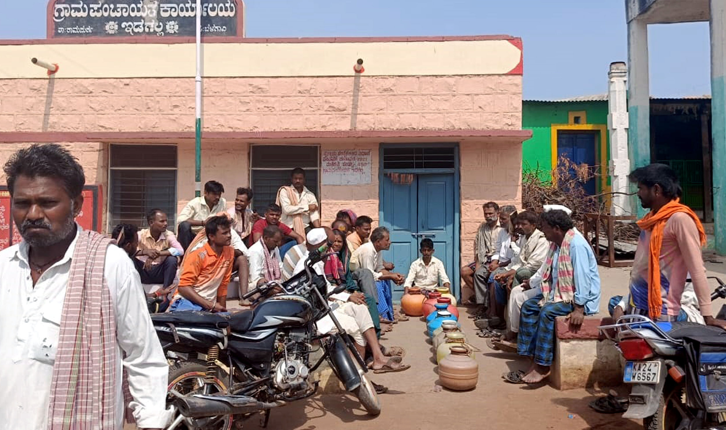 ರಾಮದುರ್ಗ ತಾಲ್ಲೂಕಿನ ಚಿಕ್ಕ ಮೂಲಂಗಿ ಗ್ರಾಮಕ್ಕೆ ಸಮರ್ಪಕ ನೀರು ಪೂರೈಕೆ ಮಾಡಲು ಒತ್ತಾಯಿಸಿದ ಗ್ರಾಮಸ್ಥರು ಖಾಲಿ ಕೊಡಗಳ ಸಮೇತ ಆಗಮಿಸಿ ಇಡಗಲ್‌ಗ್ರಾಮ ಪಂಚಾಯ್ತಿಗೆ ಬೀಗ ಹಾಕಿ ಪ್ರತಿಭಟಿಸಿದರು