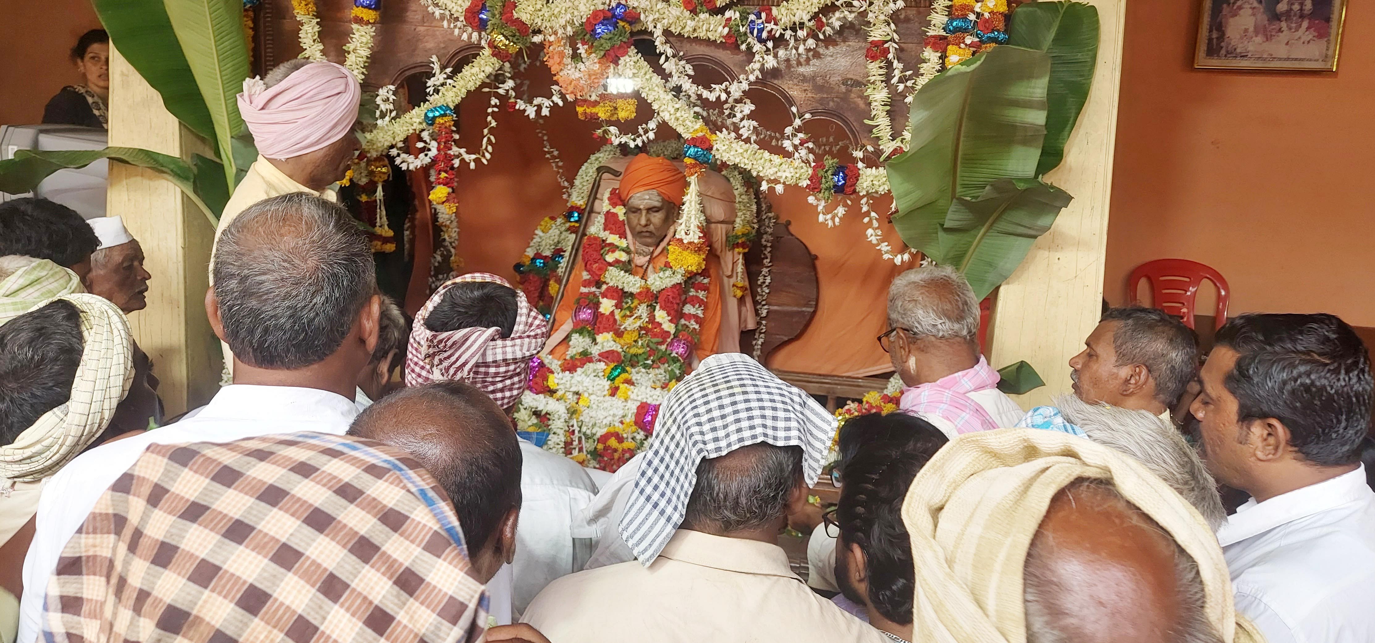 ಶಿಗ್ಗಾವಿ ತಾಲ್ಲೂಕಿನ ಸದಾಶಿವಪೇಟೆ ವಿರಕ್ತಮಠದ ಗದಿಗೇಶ್ವರ ಸ್ವಾಮೀಜಿ ಅಂತ್ಯಸಂಸ್ಕಾರ ವೀರಶೈವ ಲಿಂಗಾಯತ ಧರ್ಮದಂತೆ ಶಾಸ್ತ್ರೋತ್ರವಾಗಿ ಸೋಮವಾರ ಜರುಗಿತು