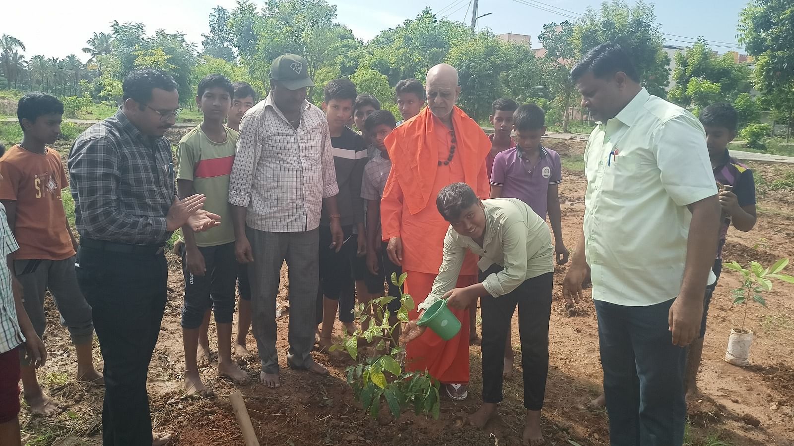 ಹೊಸದುರ್ಗದ ಸಾಣೇಹಳ್ಳಿಯಲ್ಲಿ ಬುಧವಾರ ವಿಶ್ವ ಪರಿಸರ ದಿನಾಚರಣೆ ಅಂಗವಾಗಿ ಸಾಣೇಹಳ್ಳಿ ಶ್ರೀ ಗಿಡ ನೆಟ್ಟರು