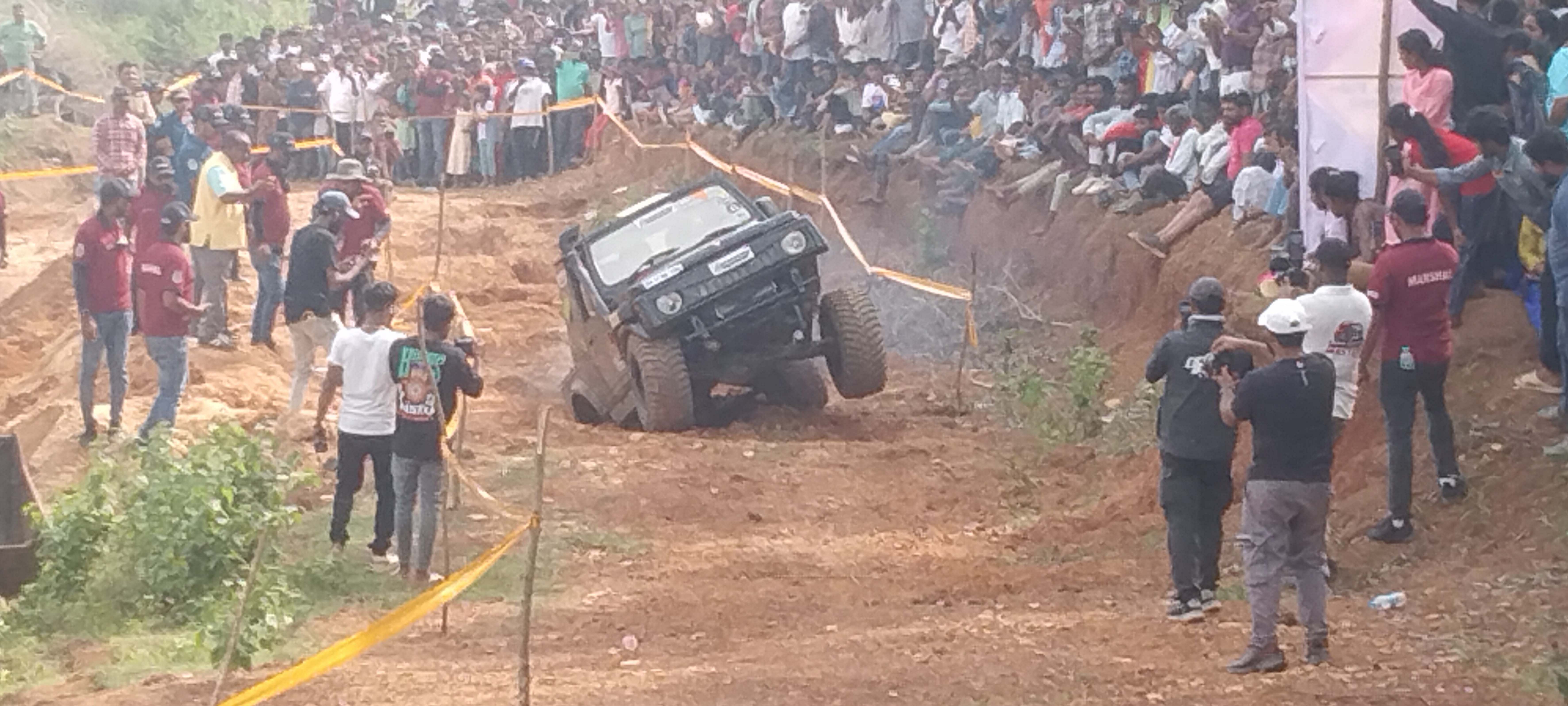 ಬಿದ್ದ ಗುಂಡಿಯಿಂದ ಎದ್ದು ಮುಂದೆ ಸಾಗಿದ ಜೀಪ್