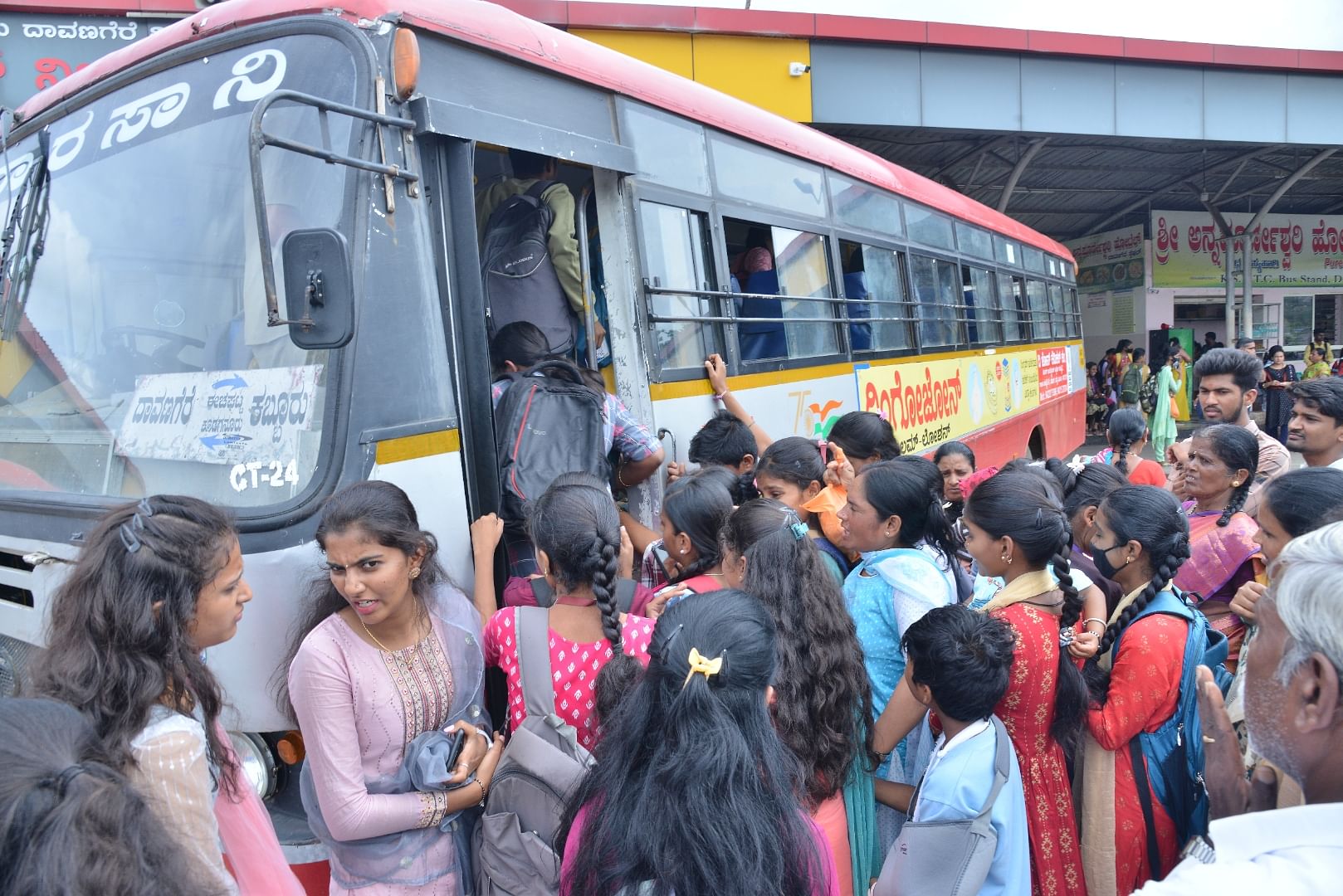 ದಾವಣಗೆರೆಯ ಹೈಸ್ಕೂಲ್‌ ಮೈದಾನದ ಕೆಎಸ್‌ಆರ್‌ಟಿಸಿ ಬಸ್‌ ನಿಲ್ದಾಣದಲ್ಲಿ ಬಸ್‌ ಏರಲು ಮಹಿಳೆಯರು ಹಾಗೂ ಯುವತಿಯರು ಮುಗಿ ಬಿದ್ದಿರುವುದು   ಚಿತ್ರ/ ವಿಜಯ್‌ ಜಾಧವ್‌