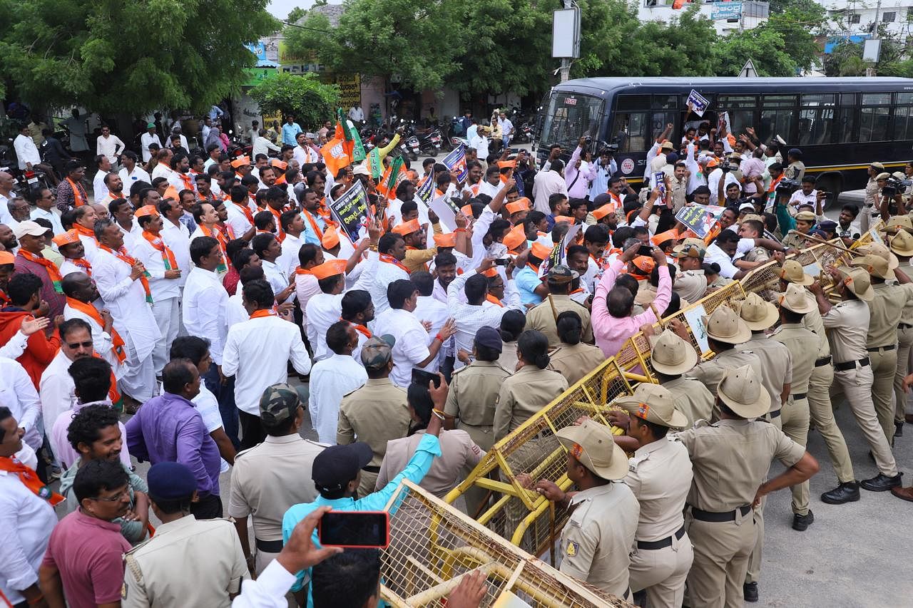 ವಾಲ್ಮೀಕಿ ಅಭಿವೃದ್ಧಿ ನಿಗಮದ ಹಣವನ್ನು ಅಕ್ರಮವಾಗಿ ವರ್ಗಾವಣೆ ಮಾಡಿದ್ದನ್ನು ಖಂಡಿಸಿ ರಾಯಚೂರಿನ ಜಿಲ್ಲಾಧಿಕಾರಿ ಕಚೇರಿ ಆವರಣಕ್ಕೆ ನುಗ್ಗಲು ಯತ್ನಿಸಿದ ಬಿಜೆಪಿ ಎಸ್‌.ಟಿ ಮೋರ್ಚಾದ ಕಾರ್ಯಕರ್ತರನ್ನು ಪೊಲೀಸರು ವಶಕ್ಕೆ ತೆಗೆದುಕೊಂಡರು